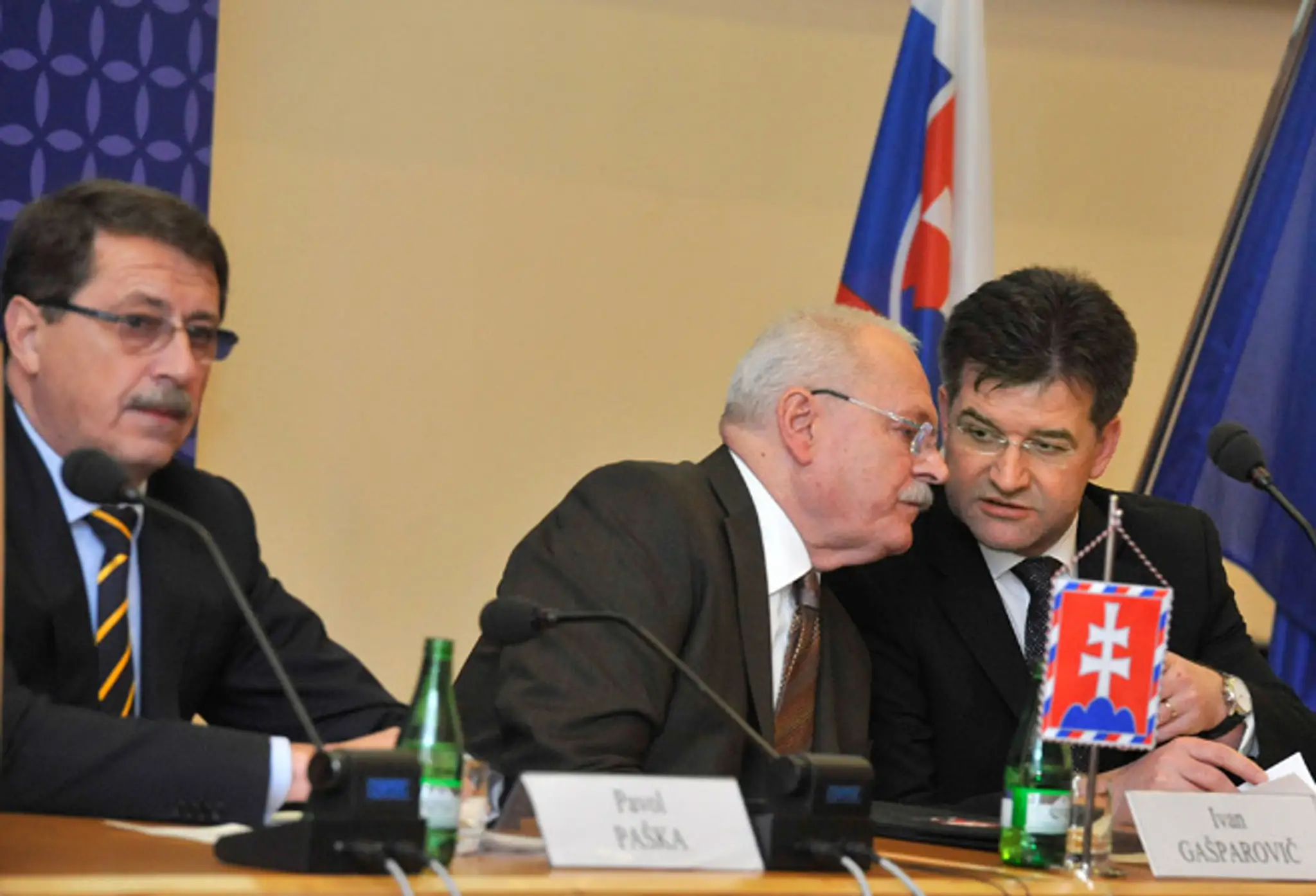 Exprezident Ivan Gašparovič a šéf diplomacie Miroslav Lajčák a predseda parlamentu Pavol Paška.