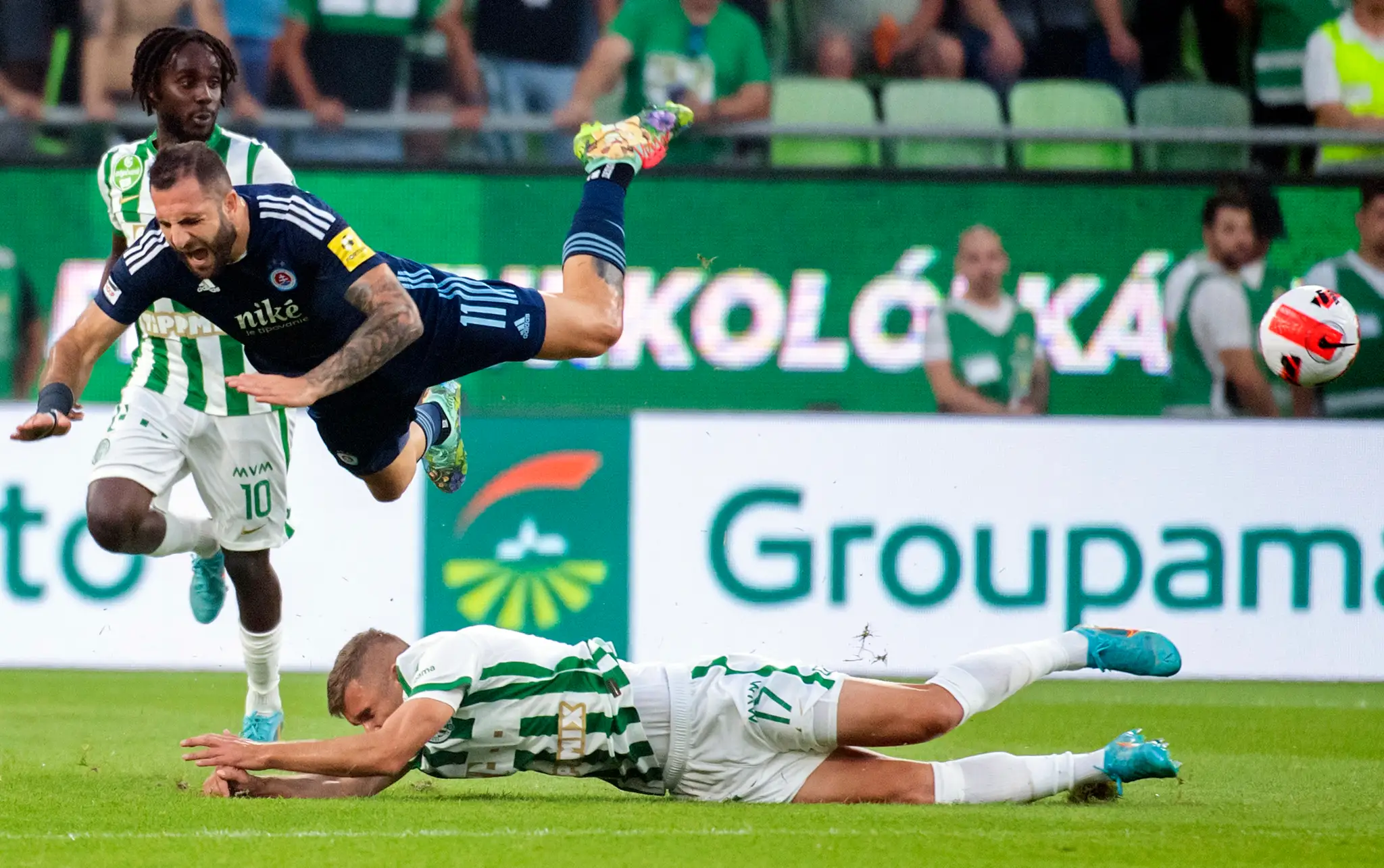 Futbalista Slovana Tigran Barseghyan (hore) a hráč Ferencvárosu Budapešť Eldar Čivič bojujú o loptu počas úvodného zápasu 2. predkola LM.