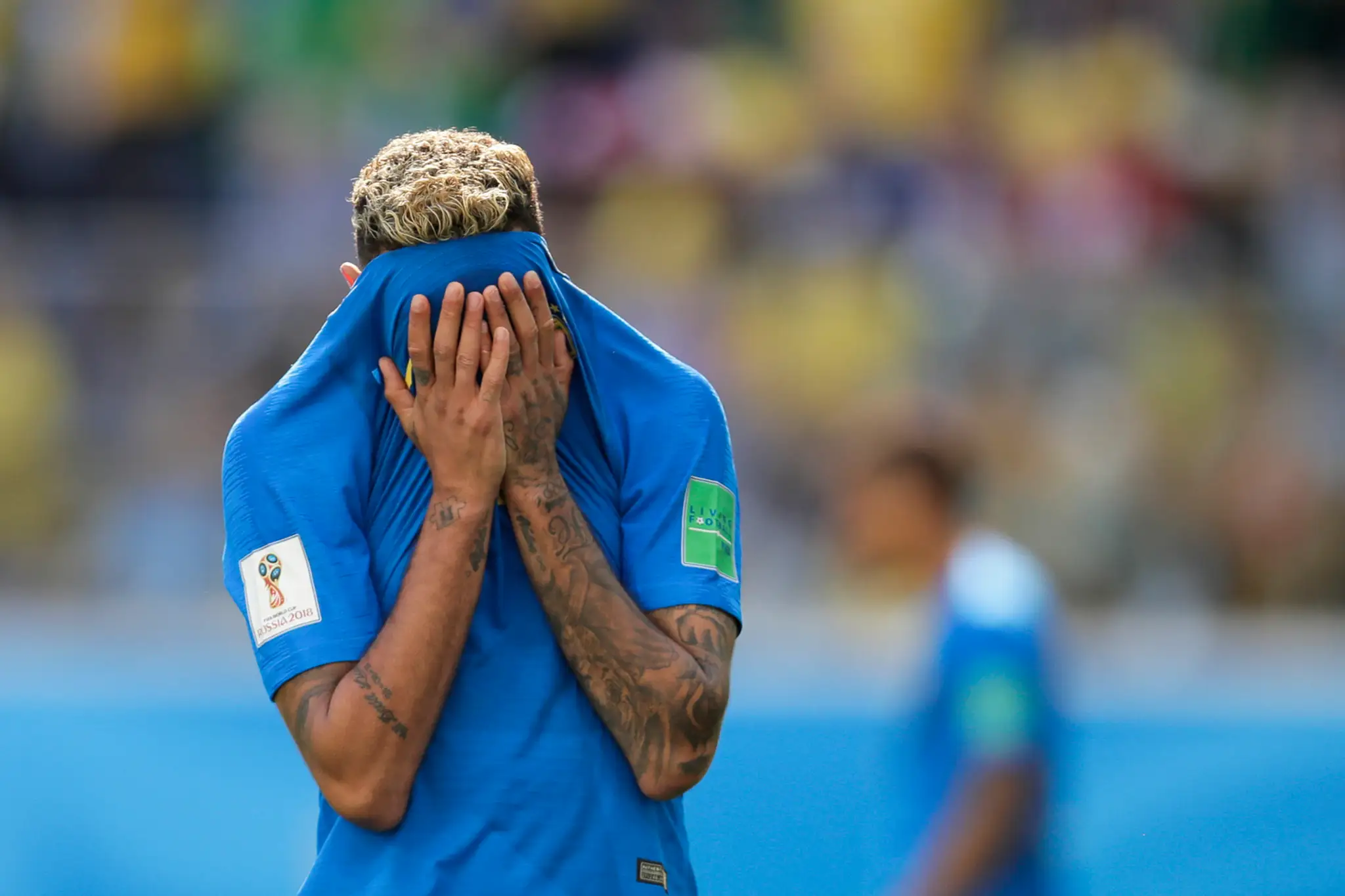 Brazílska hviezda Neymar sa chytá za hlavu v stretnutí MS 2018 proti Kostarike.
