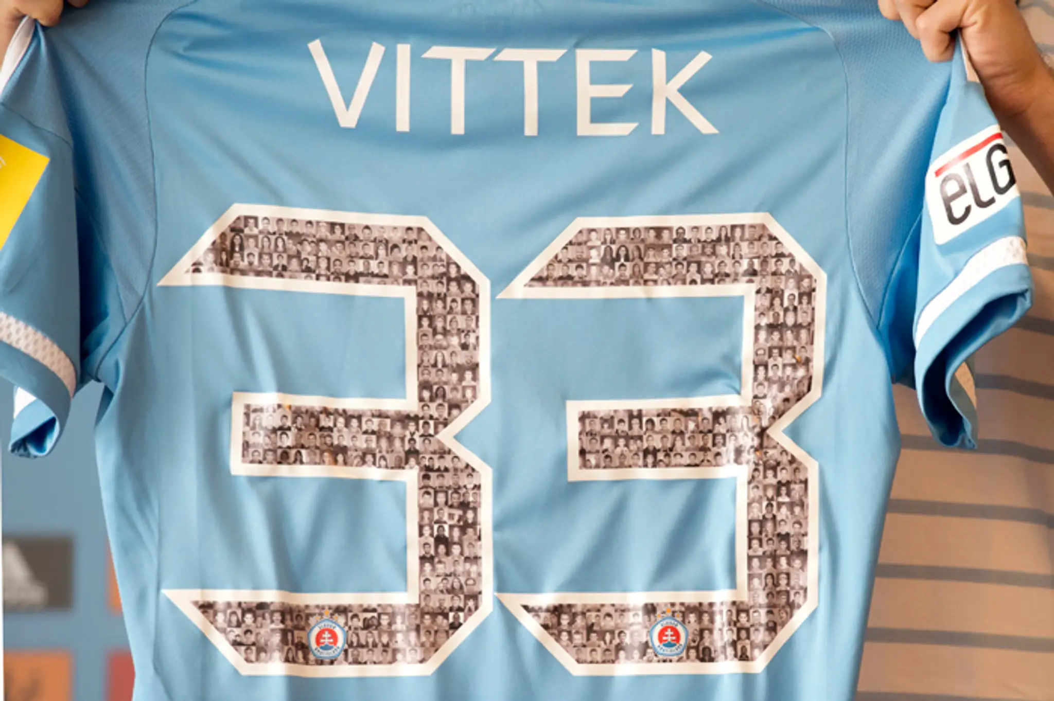 Dres Róberta Vitteka s tvárami futbalových fanúšikov na čísle.,