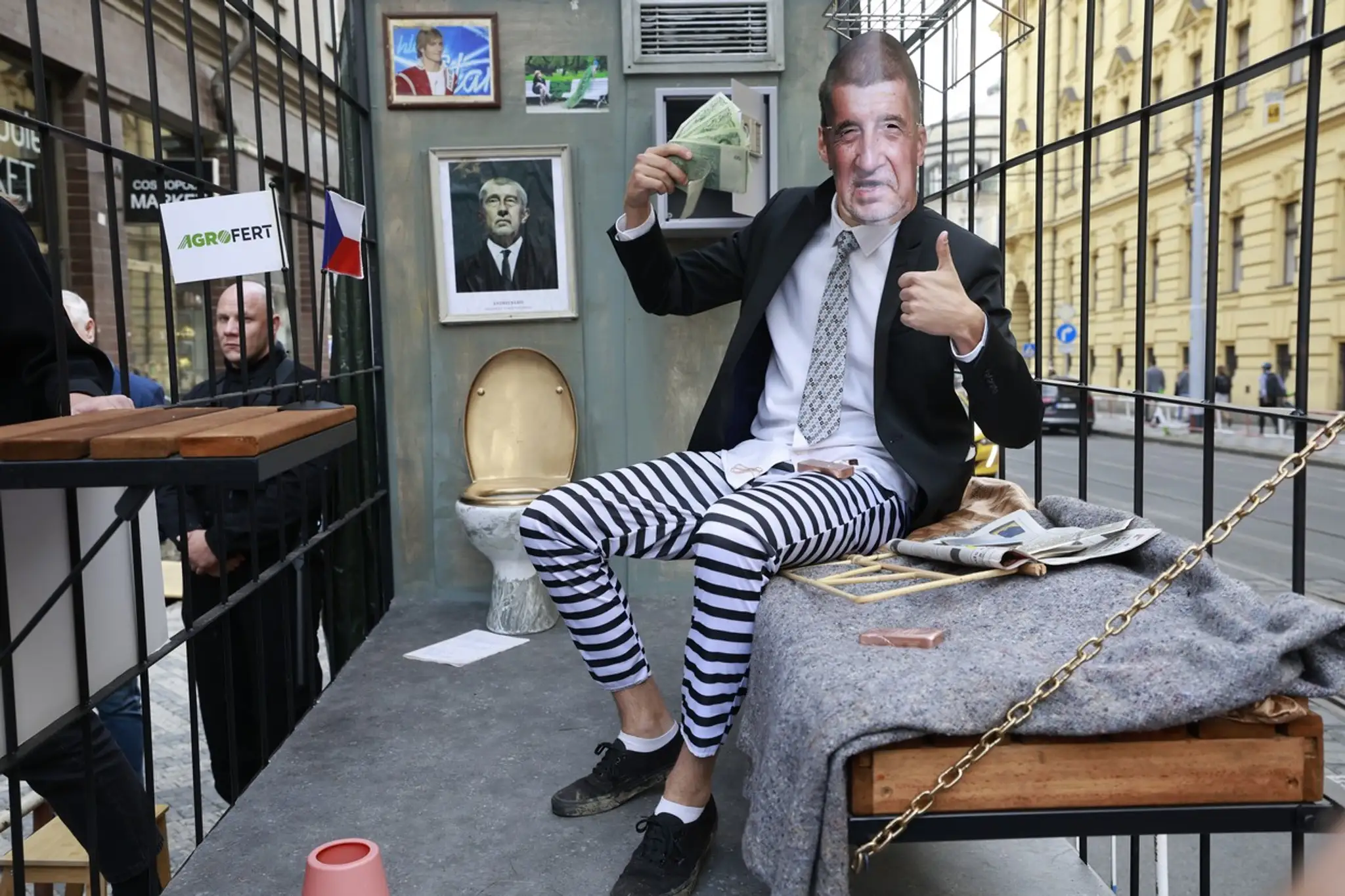 Členovia spolku Milion chvilek pro demokracii priviezli pred Mestský súd v Prahe, kde sa začal súd v kauze Čapí hnízdo, symbolickú väzenskú celu pre Andreja Babiša. 