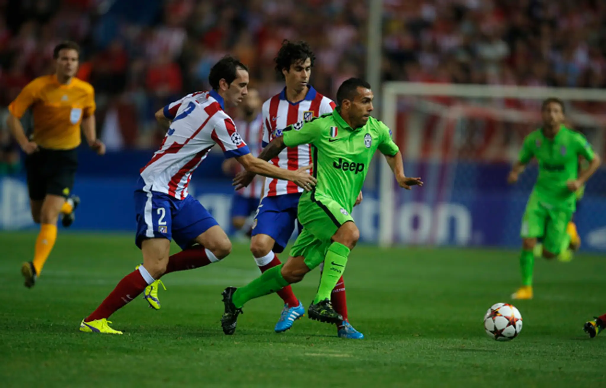 Hráč Juventusu Carlos Tevez (v strede) a hráč Atletica Diego Godin  (vľavo)