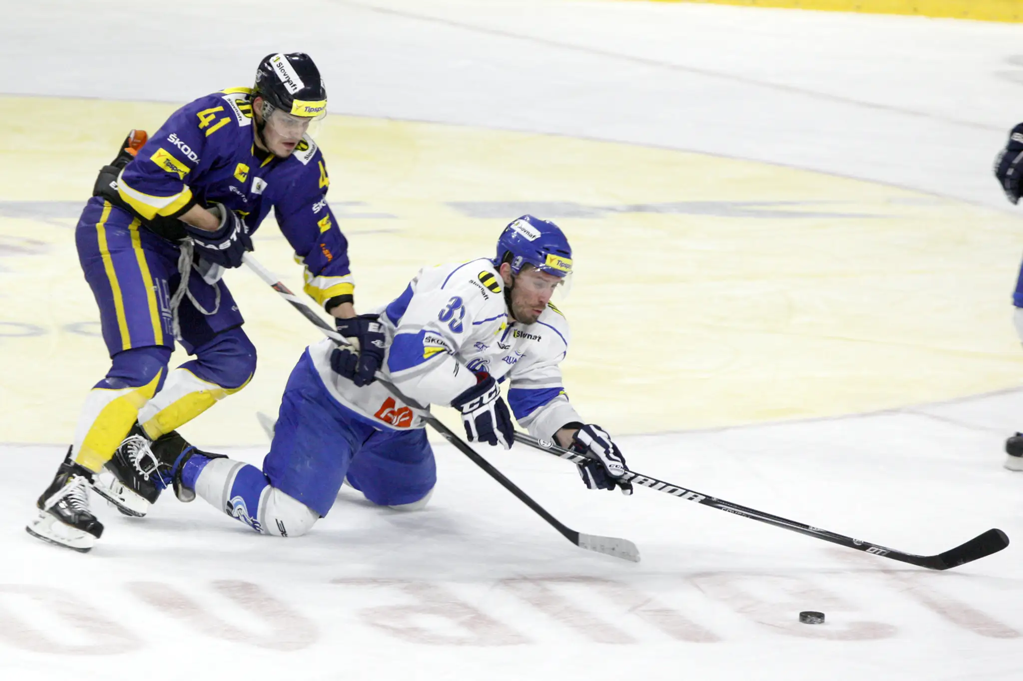 Patrik Lušňák z ŠHK 37 Piešťany (vľavo) vs. Jakub Drábek z HK Poprad v prvom zápase štvrťfinále play-off.