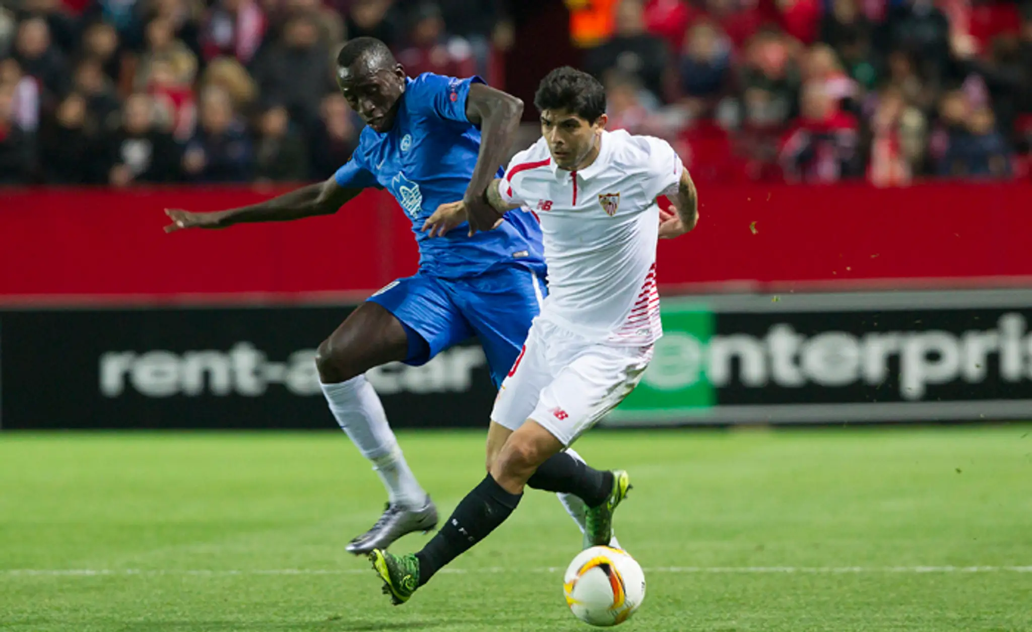 Ever Benega (FC Sevilla) a vľavo Pape Diouf (Molde FK) v súboji o loptu v prvom zápase 16-finále EL UEFA.