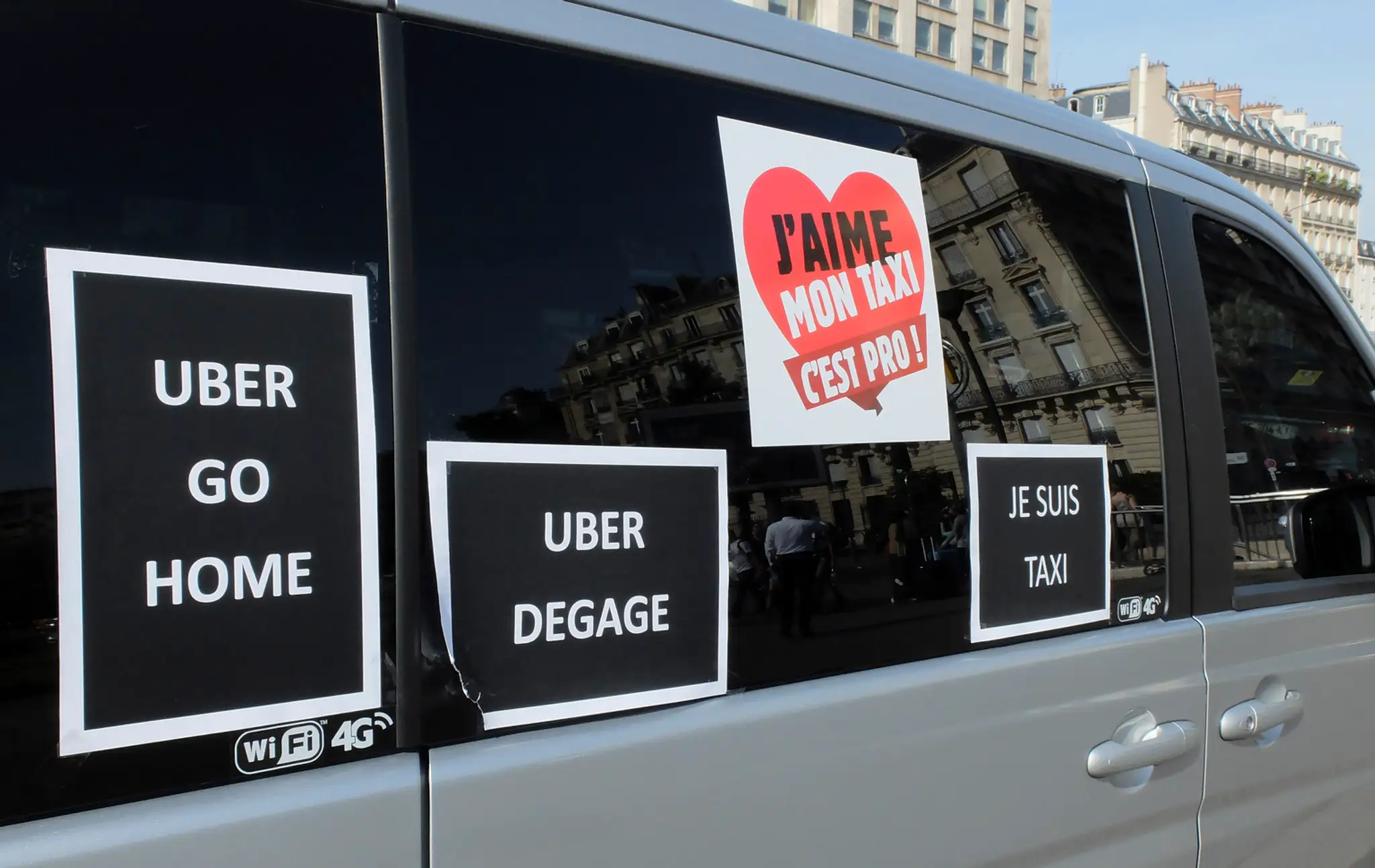 Taxikári tvrdia, že Uber "podlieza" ceny