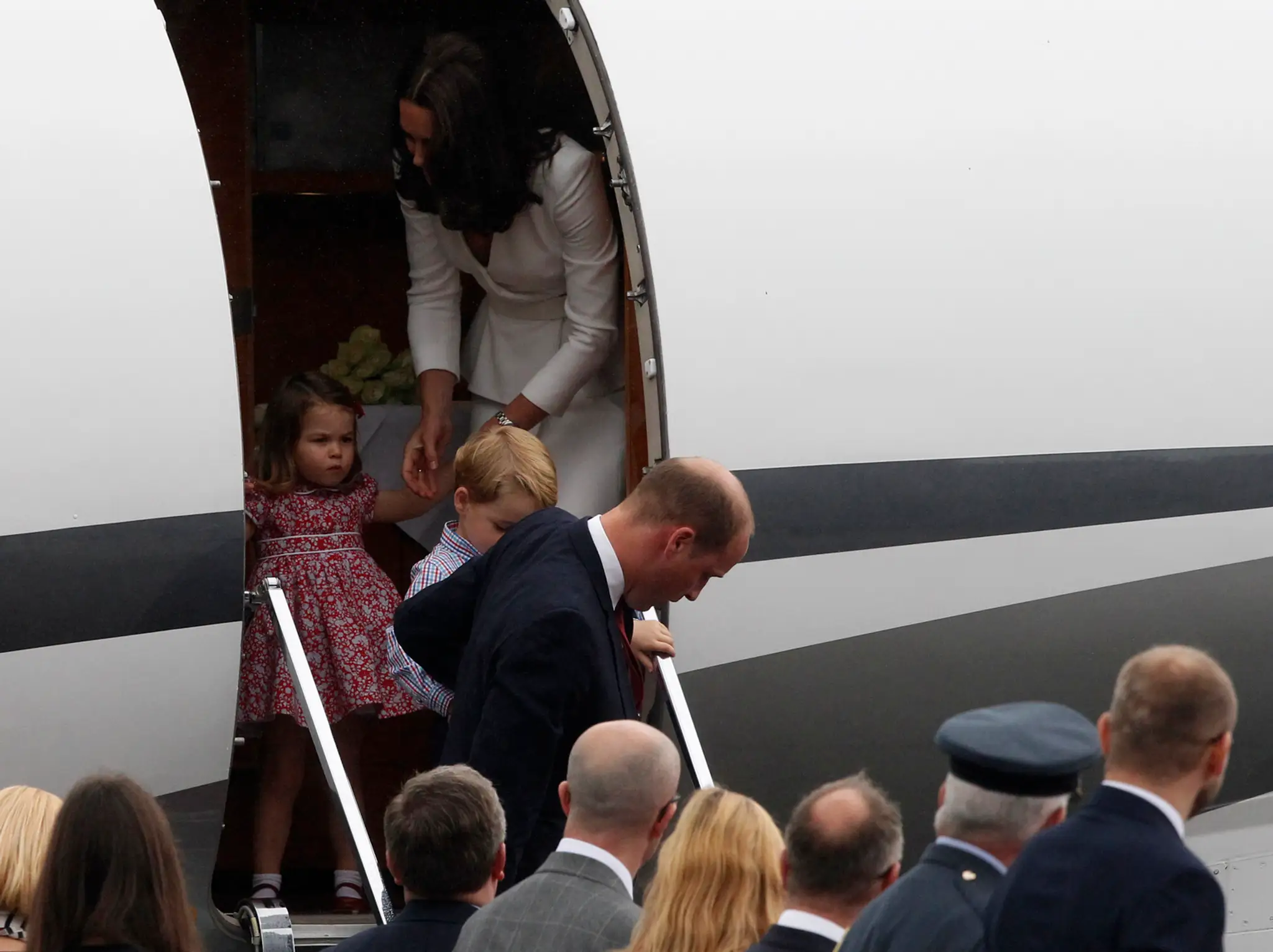 Kate a William sú už v Poľsku. Prišli aj s deťmi