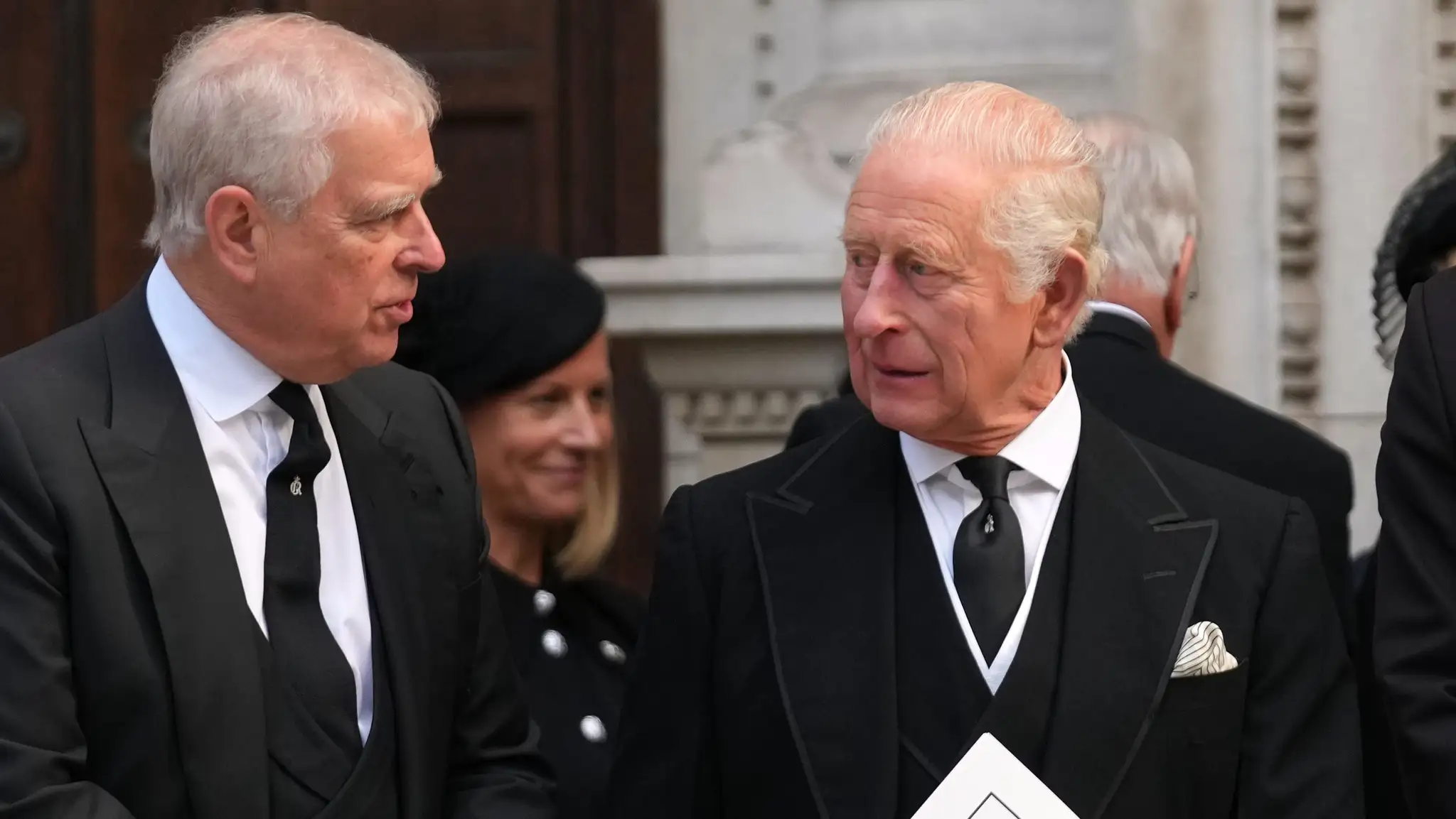 Kráľ Karol III. s bratom Andrewom