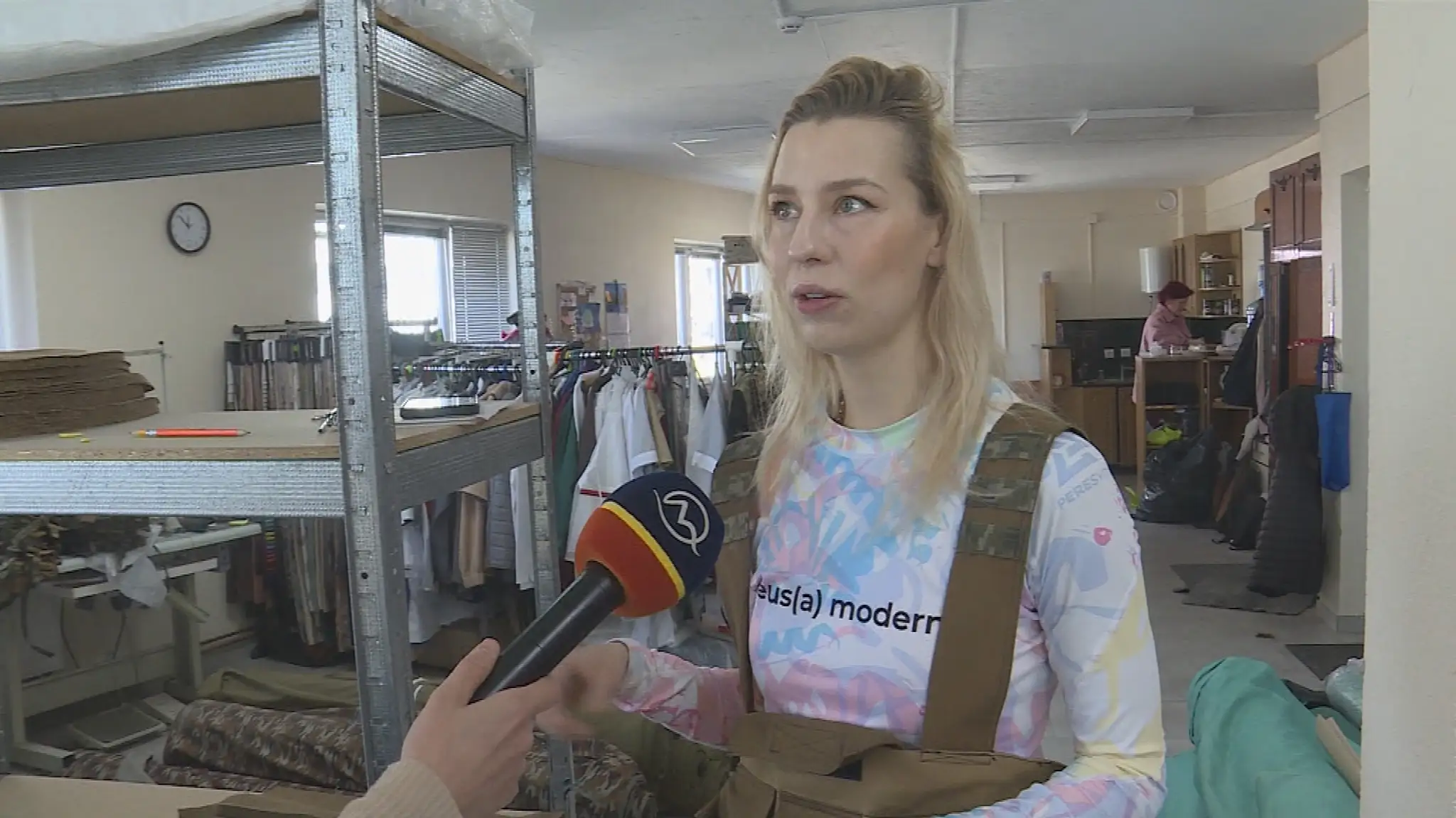 Módna návrhárka šije pre vojakov