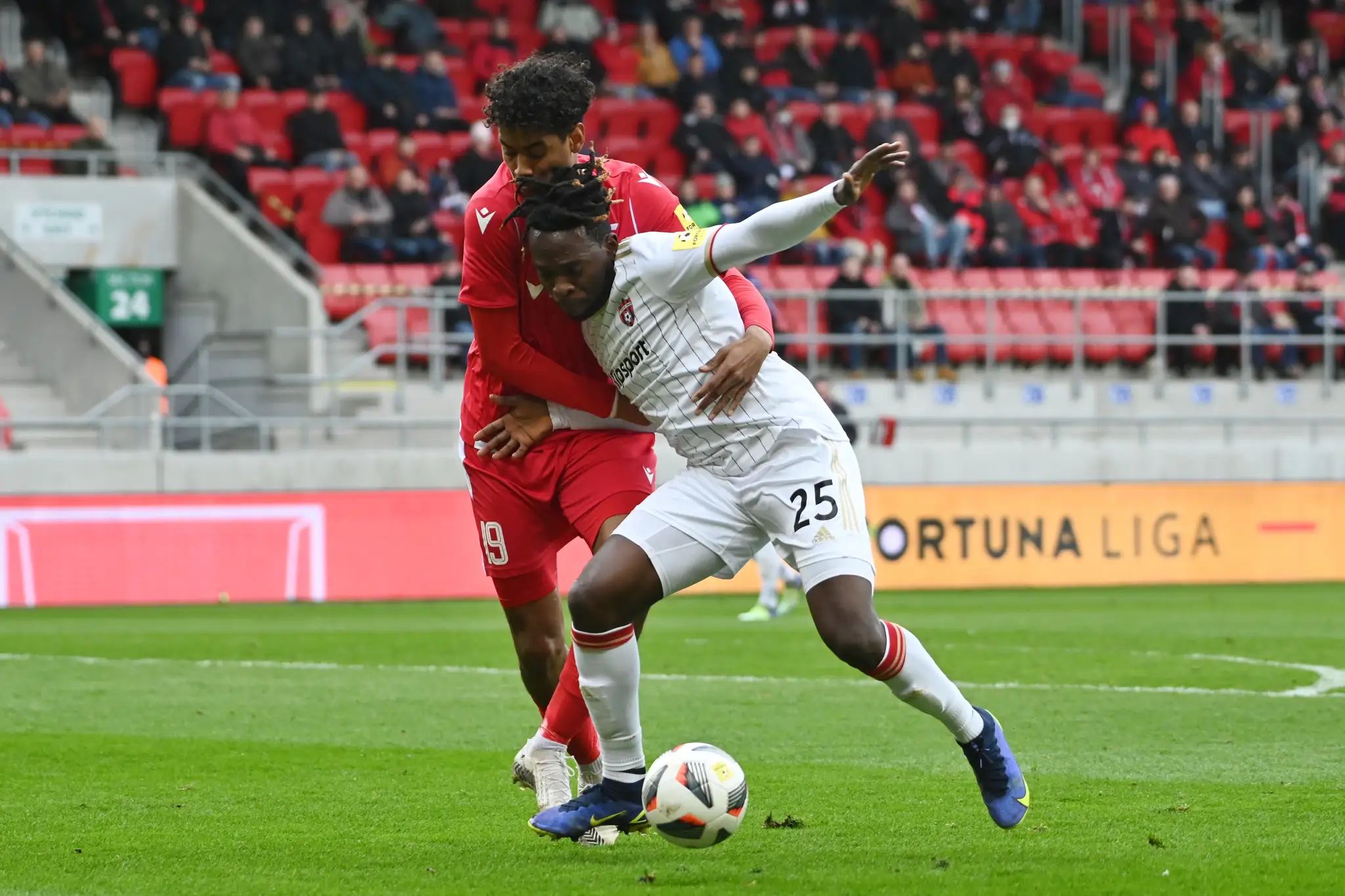 Vpravo hráč Trnavy Bamidele Yusuf a hráč Trenčína Kelvin Pires počas zápasu Fortuna ligy.