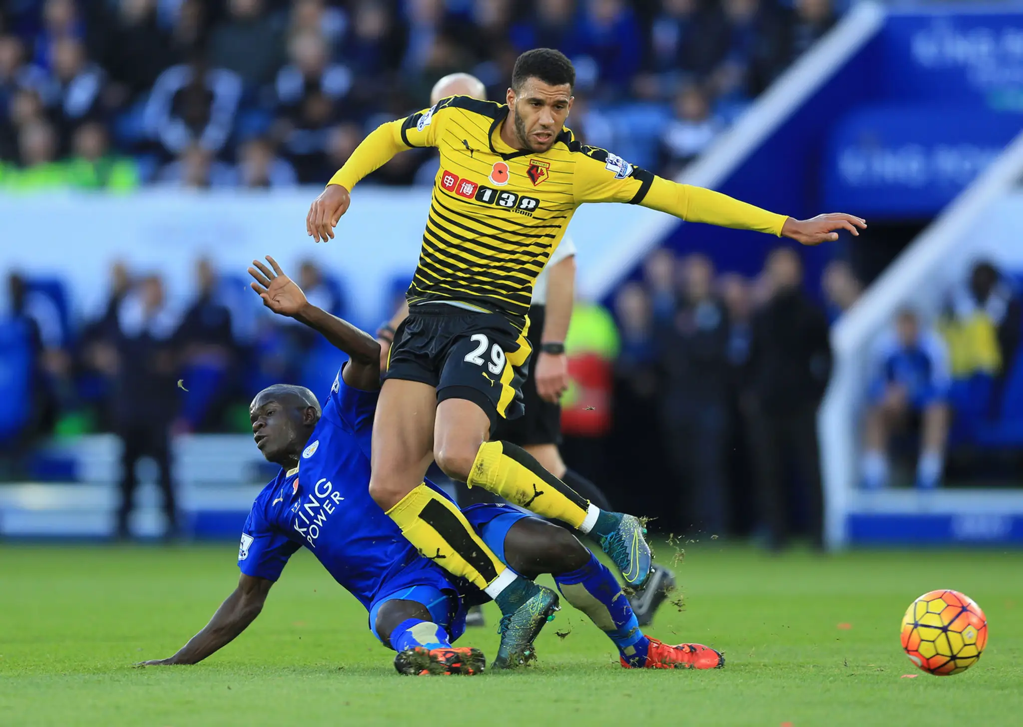 N´Golo Kante a Etiene Capoue bojujú o loptu