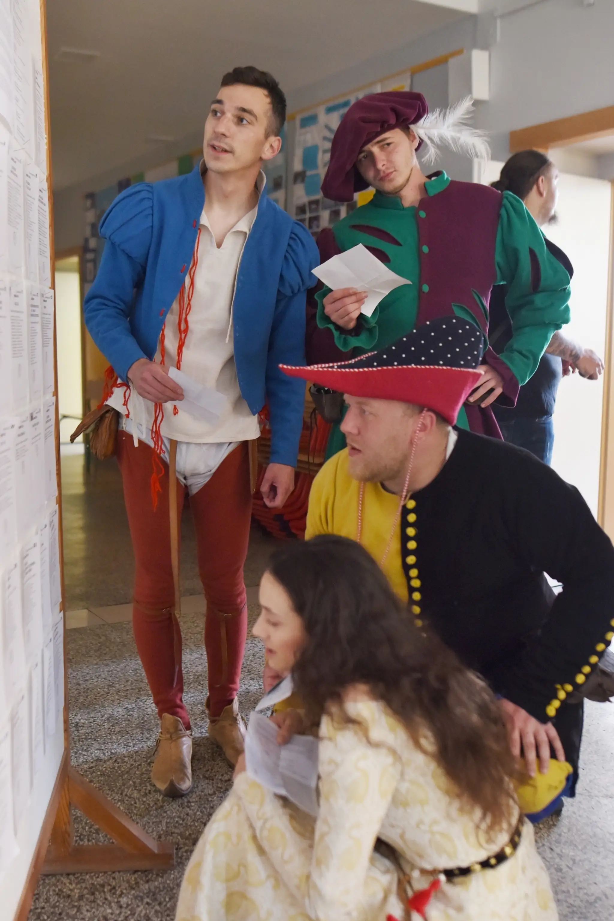 Voliči s dieťaťom vhadzujú hlasovací lístok do volebnej schránky.