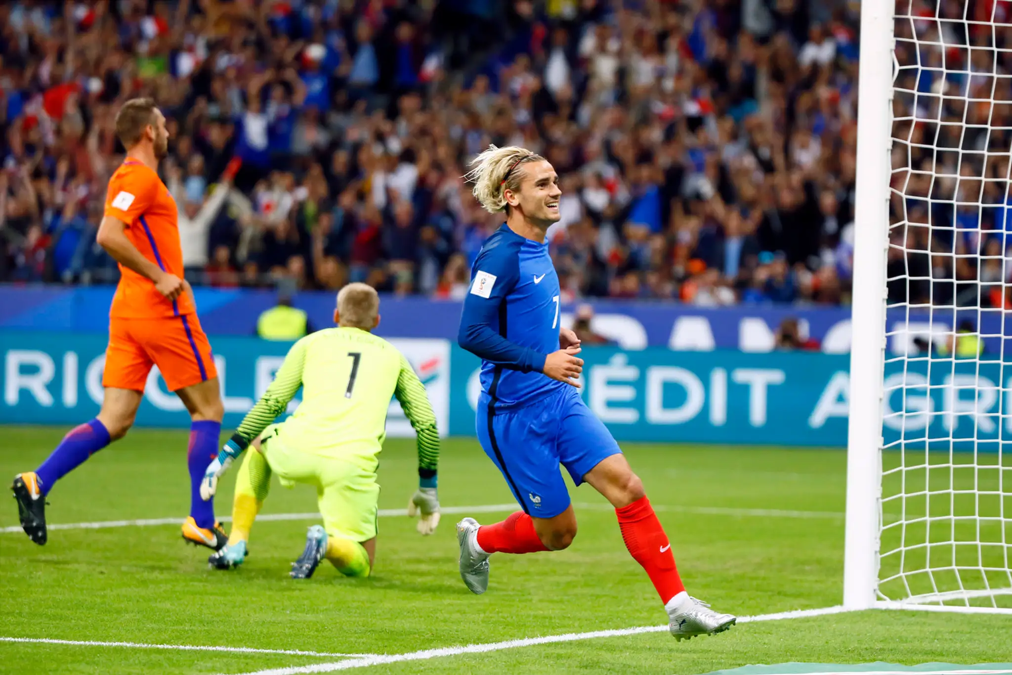 Francúz Antoine Griezmann sa usmieva po strelení gólu v sieti Holandska v dueli kvalifikácie MS 2018.