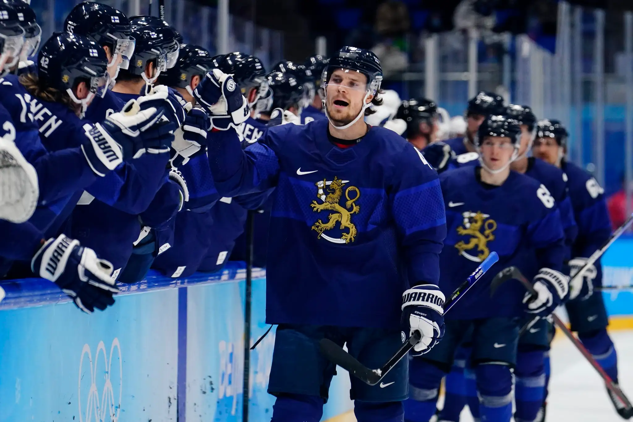 Fín Mikko Lehtonen oslavuje so spoluhráčmi gól vo štvrťfinále ZOH 2022 proti Švajčiarsku.