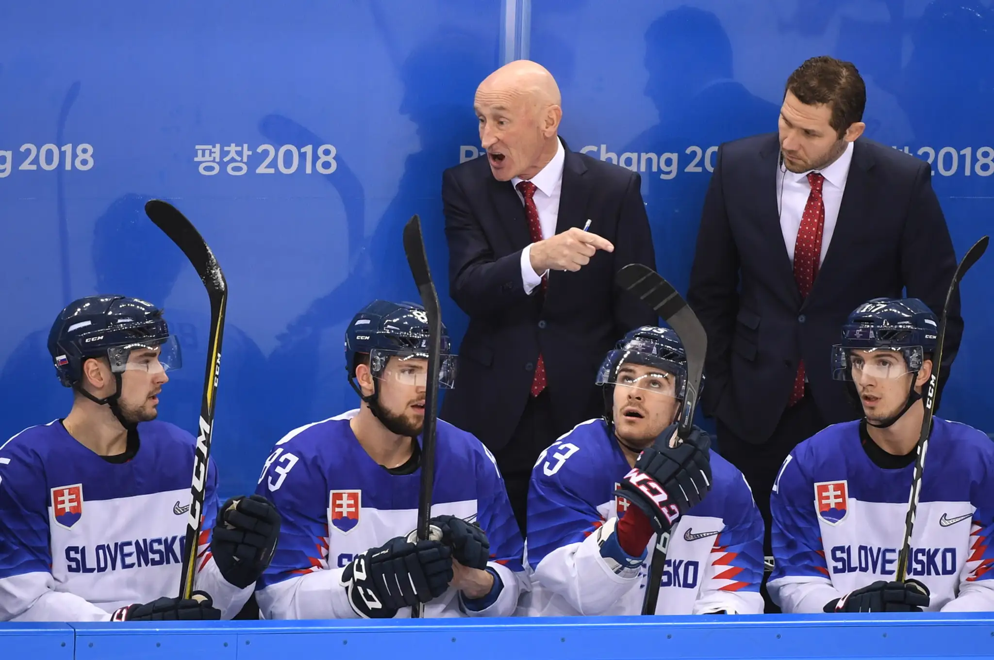 Slovenský brankár Branislav Konrád inkasuje úvodný gól od Slovinca Blaža Gregorca v dueli na ZOH 2018.