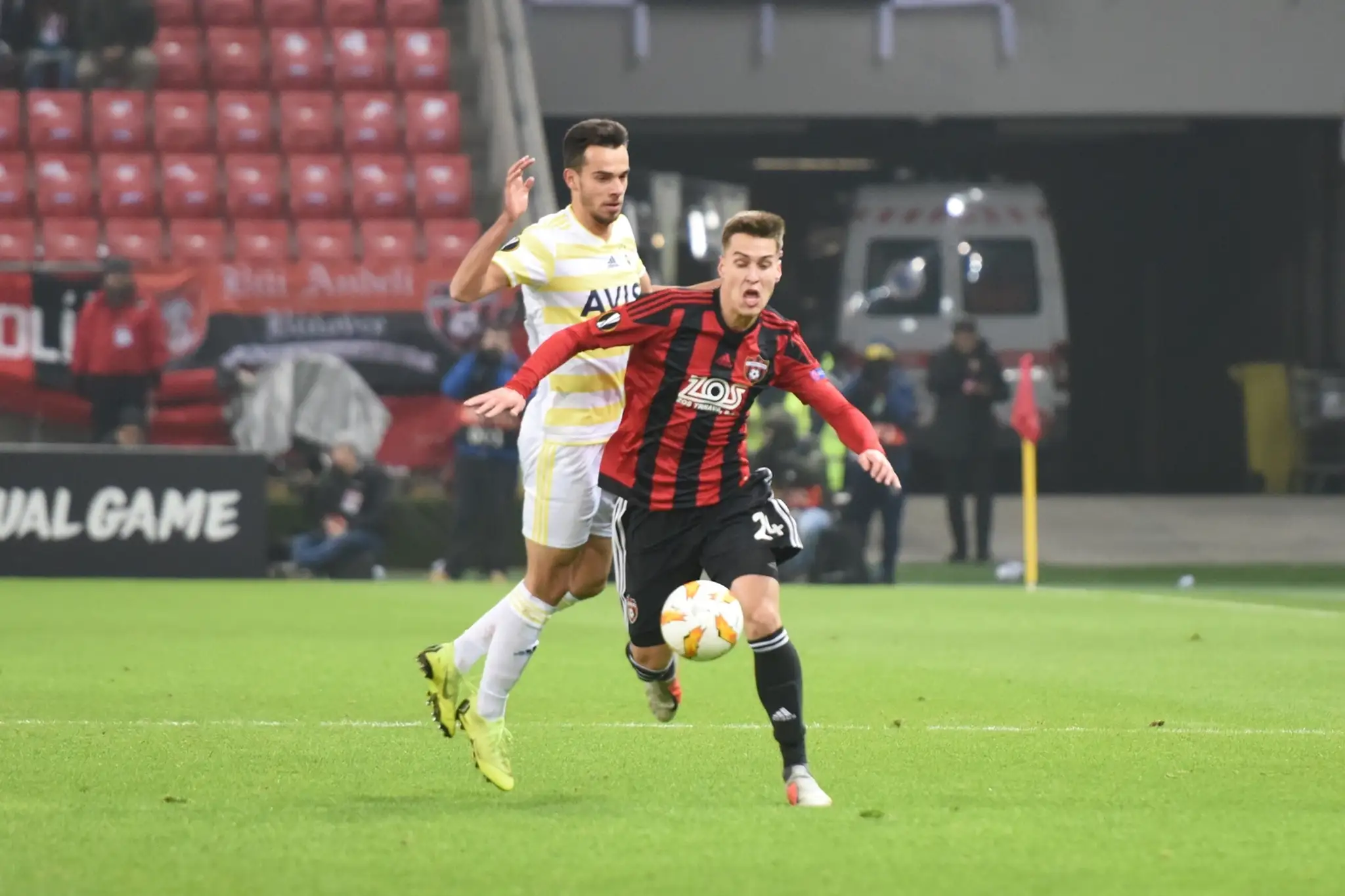 Matej Oravec (vpravo) z Trnavy a Baris Alici z Fenerbahce bojujú o loptu v dueli EL.