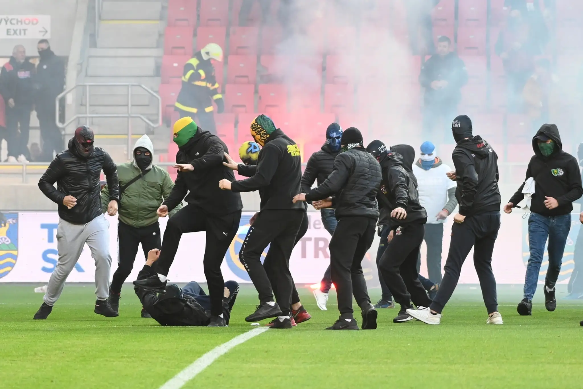 Na snímke bitka medzi fanúšikmi Slovana a Spartaka.