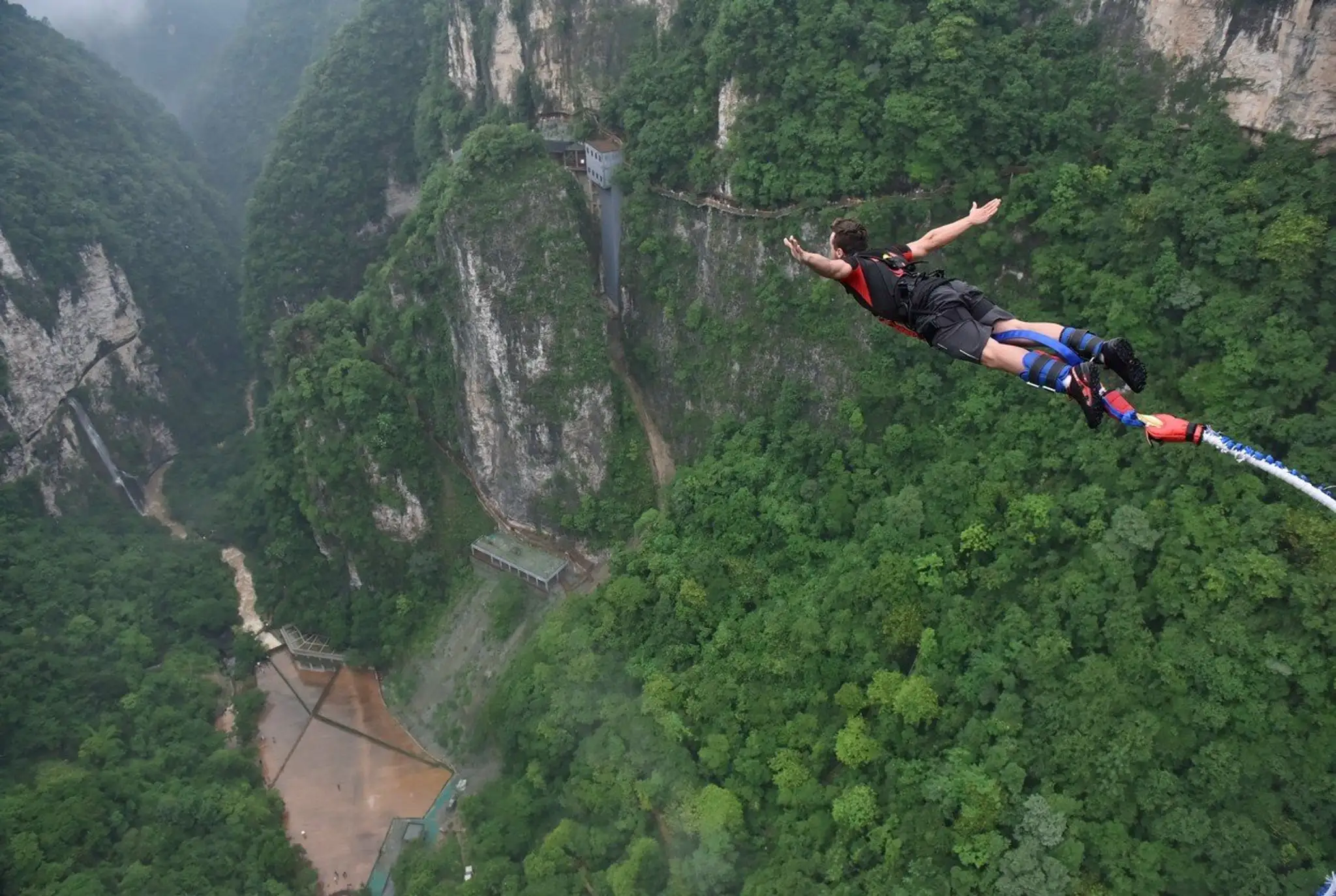 Bungee jumping na sklenenom moste v Číne