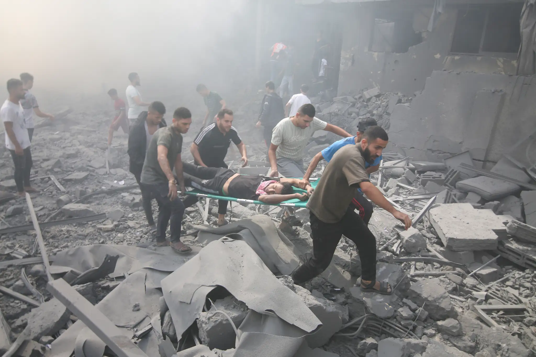 Palestínčania evakuujú zranenú osobu po izraelskom leteckom útoku v utečeneckom tábore Rafah na juhu pásma Gazy.