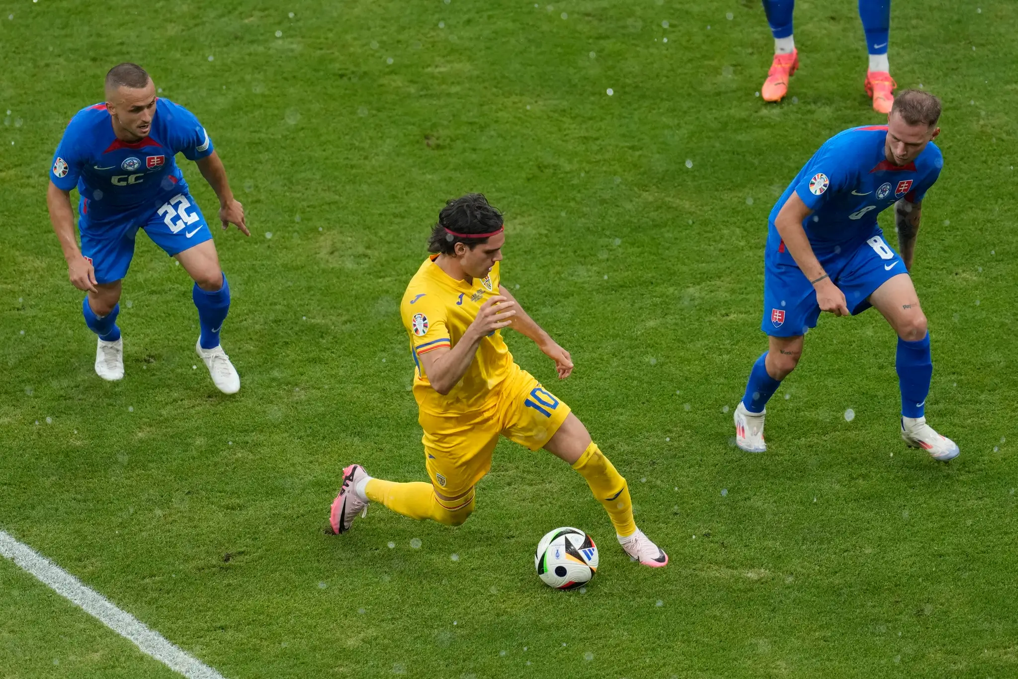 Rumun Ianis Hagi v dueli so Slovenskom na ME 2024.