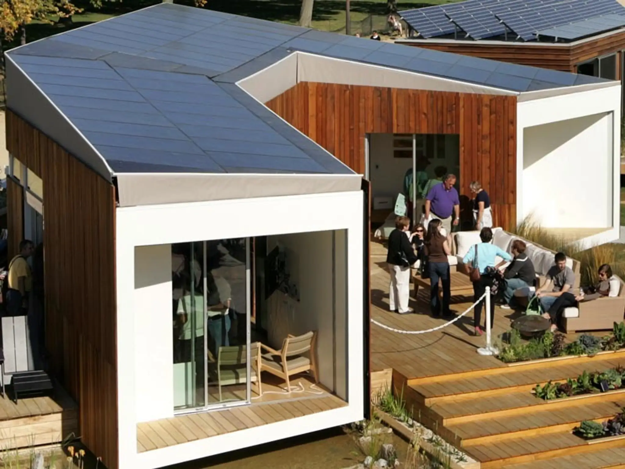 Skupinka ľudí si prezerá energeticky pasívny rodinný dom z dielne kalifornského univerzitného tímu