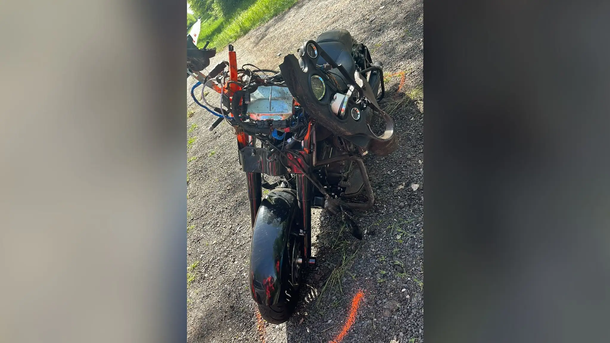Motorka motocyklistu bez známok života.