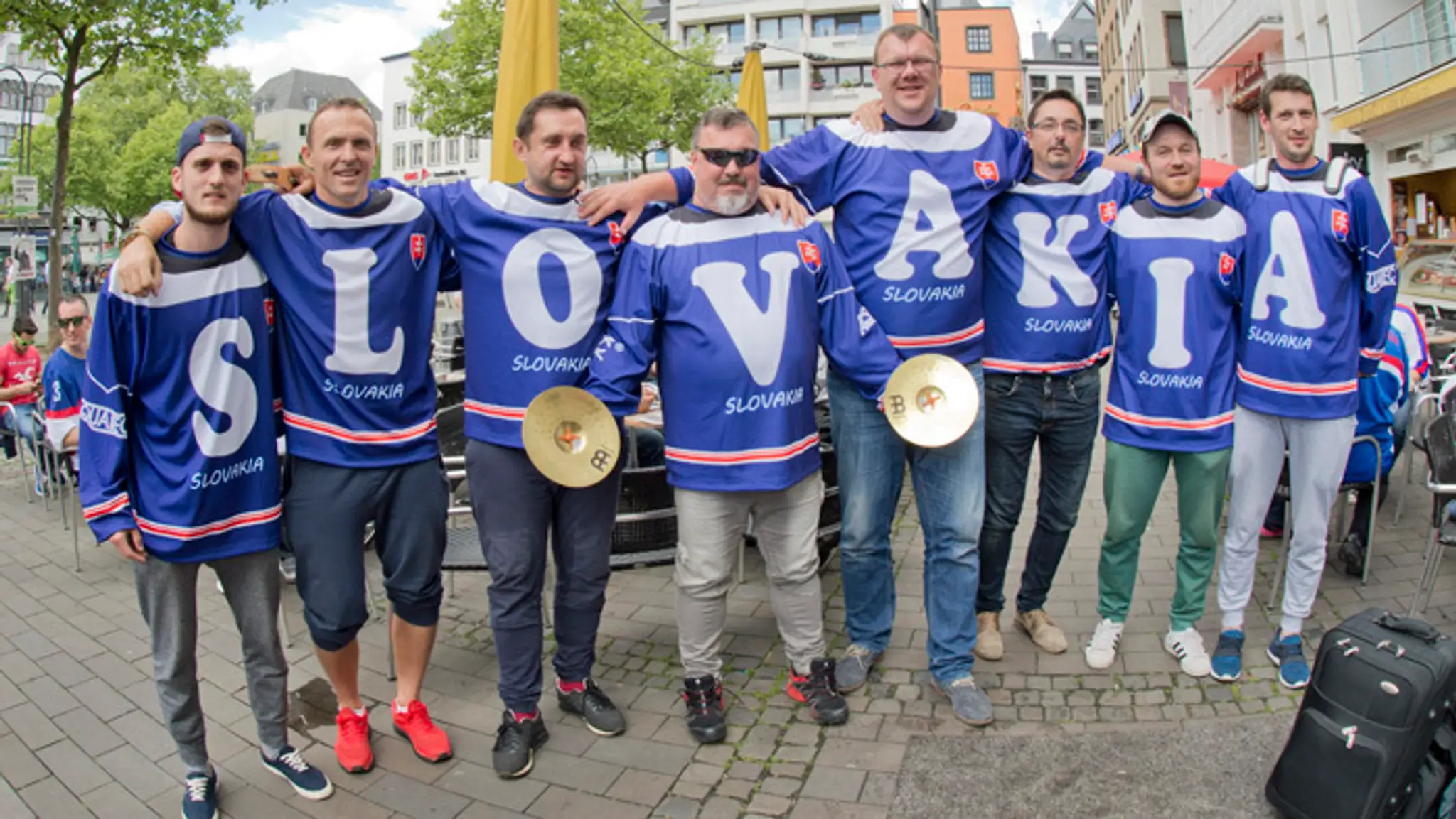 Slovenskí fanúšikovia pred začiatkom zápasu proti Rusku.