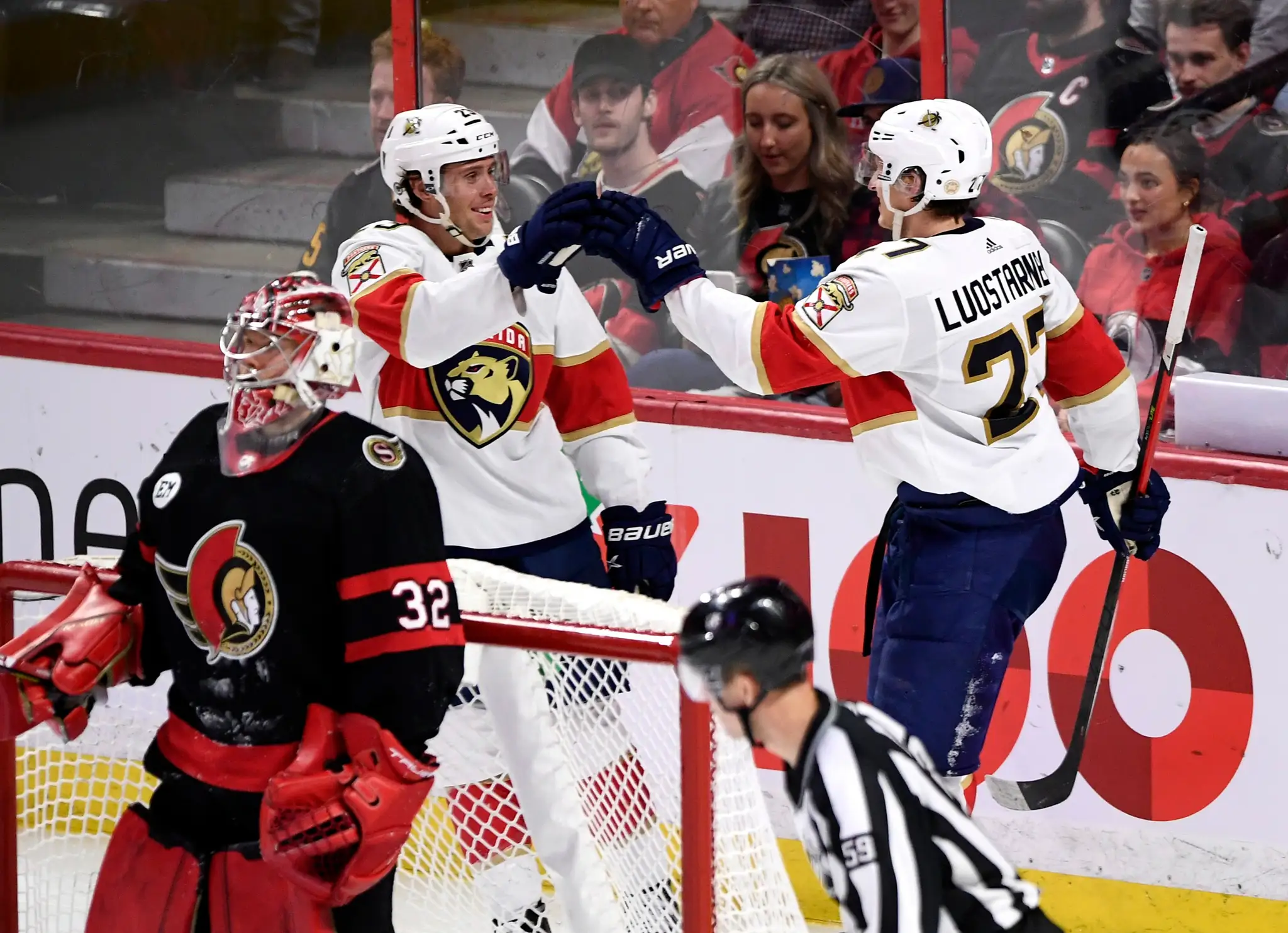 Center Carter Verhaeghe (23) z Floridy Panthers sa teší z gólu počas zápasu zámorskej NHL proti Ottawe Senators.