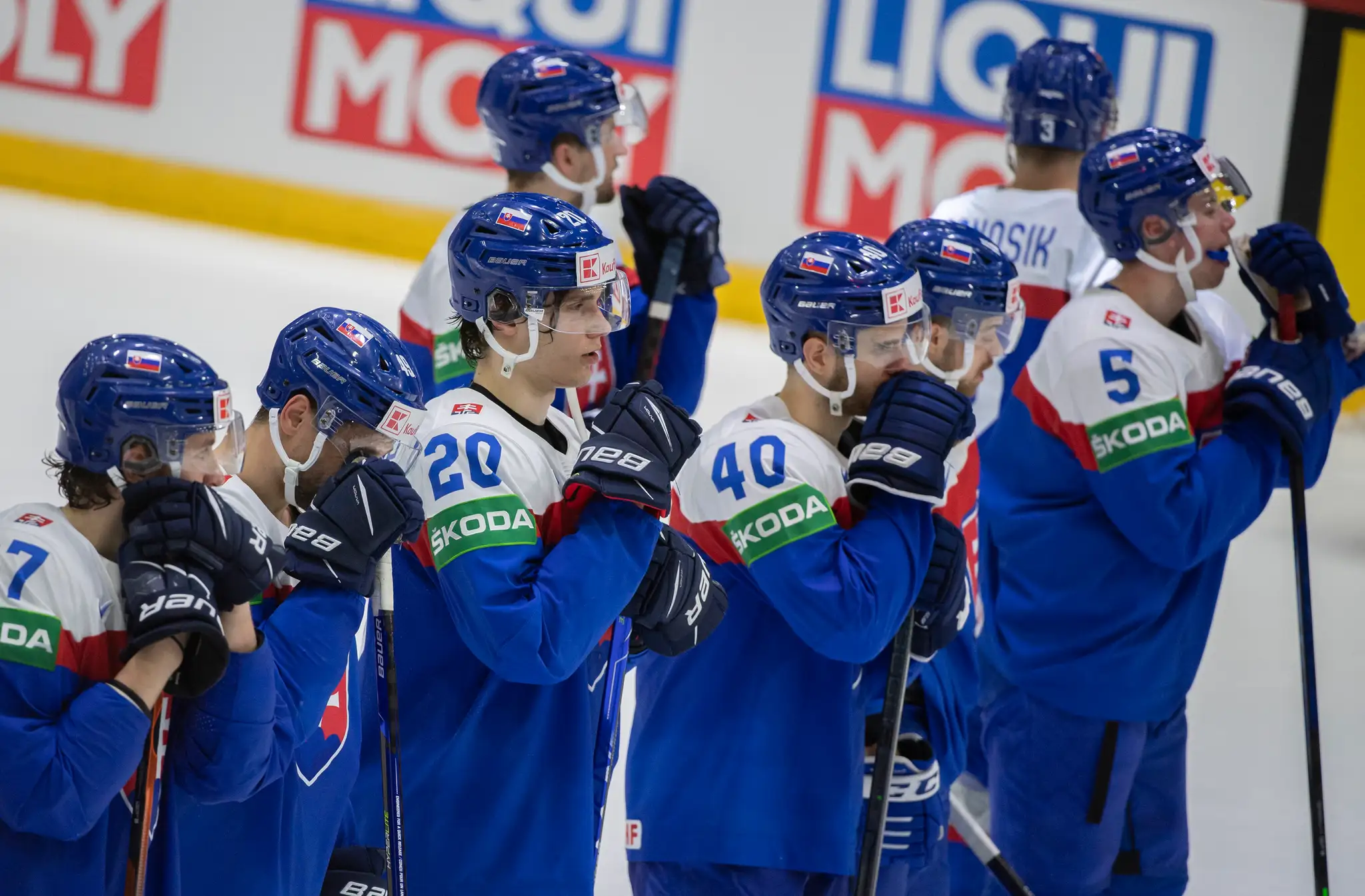 Slovenskí hokejisti po prehre 1:5 v zápase s Kanadou na MS 2022.