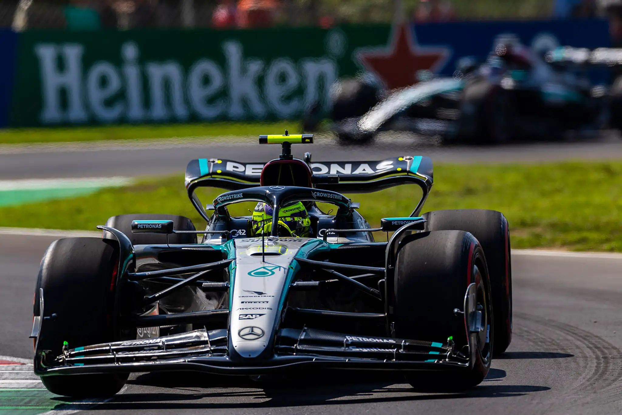 Nechýbal ani Lewis Hamilton stále vo farbách Mercedesu.