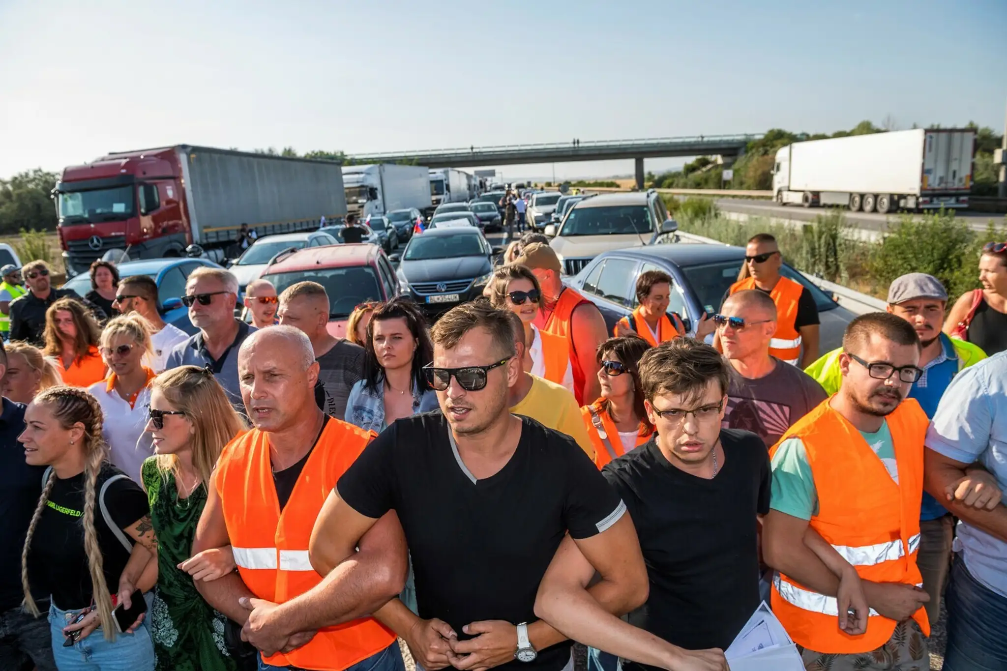 Na snímke pendleri blokujú diaľničný hraničný priechod Čunovo-Rajka.