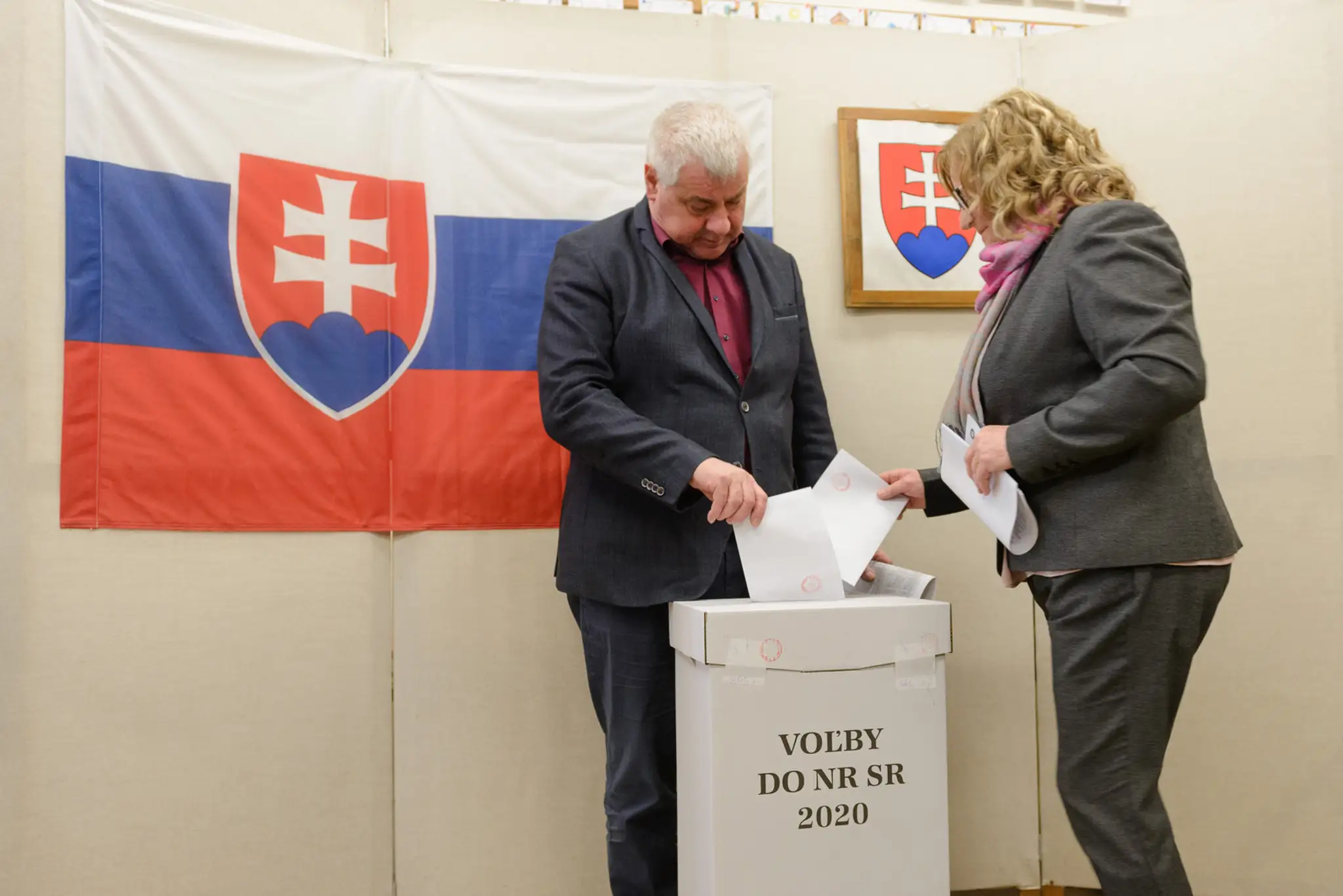 Prezidenta Zuzana Čaputová pred volebnou miestnosťou.