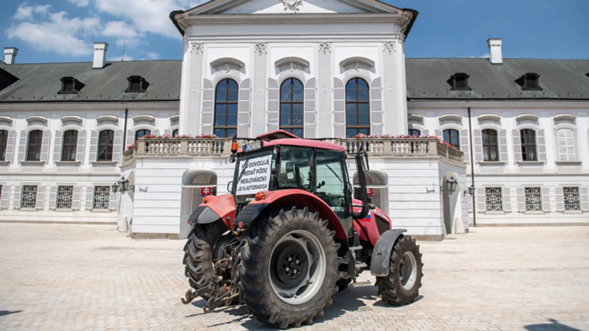 Odparkovaný traktor pred Prezidentským palácom.