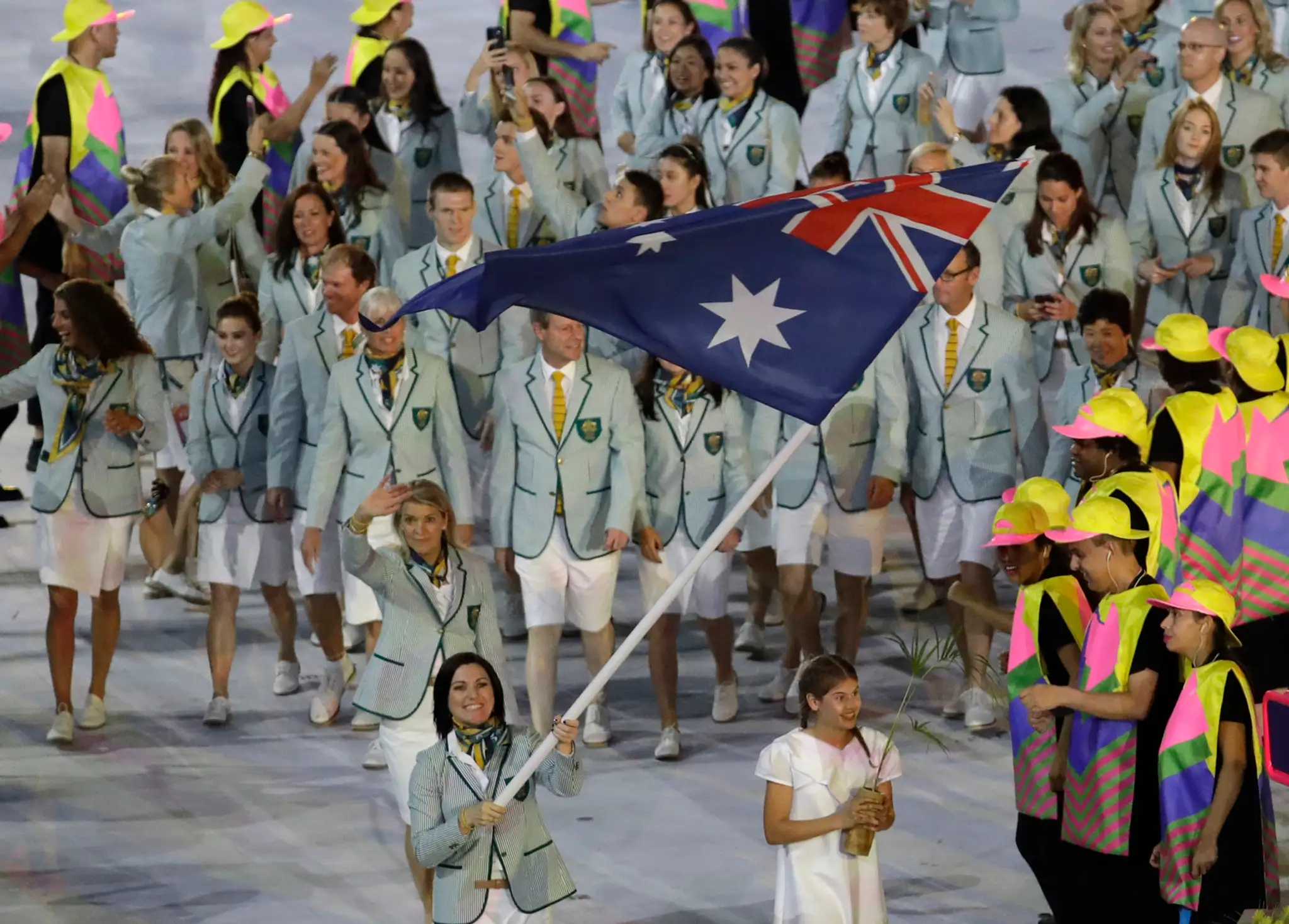 Pretekárka v dráhovej cyklistike Anna Mearesová nesie vlajku Austrálie na otváracom ceremoniáli OH v Riu.