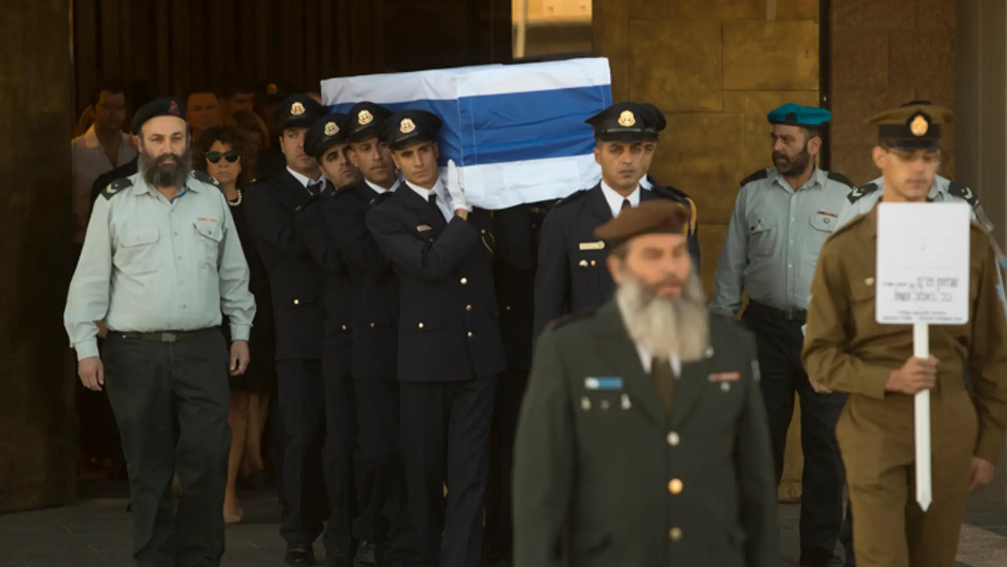 Príslušníci čestnej stráže nesú rakvu bývalého izraelského prezidenta Šimona Peresa.