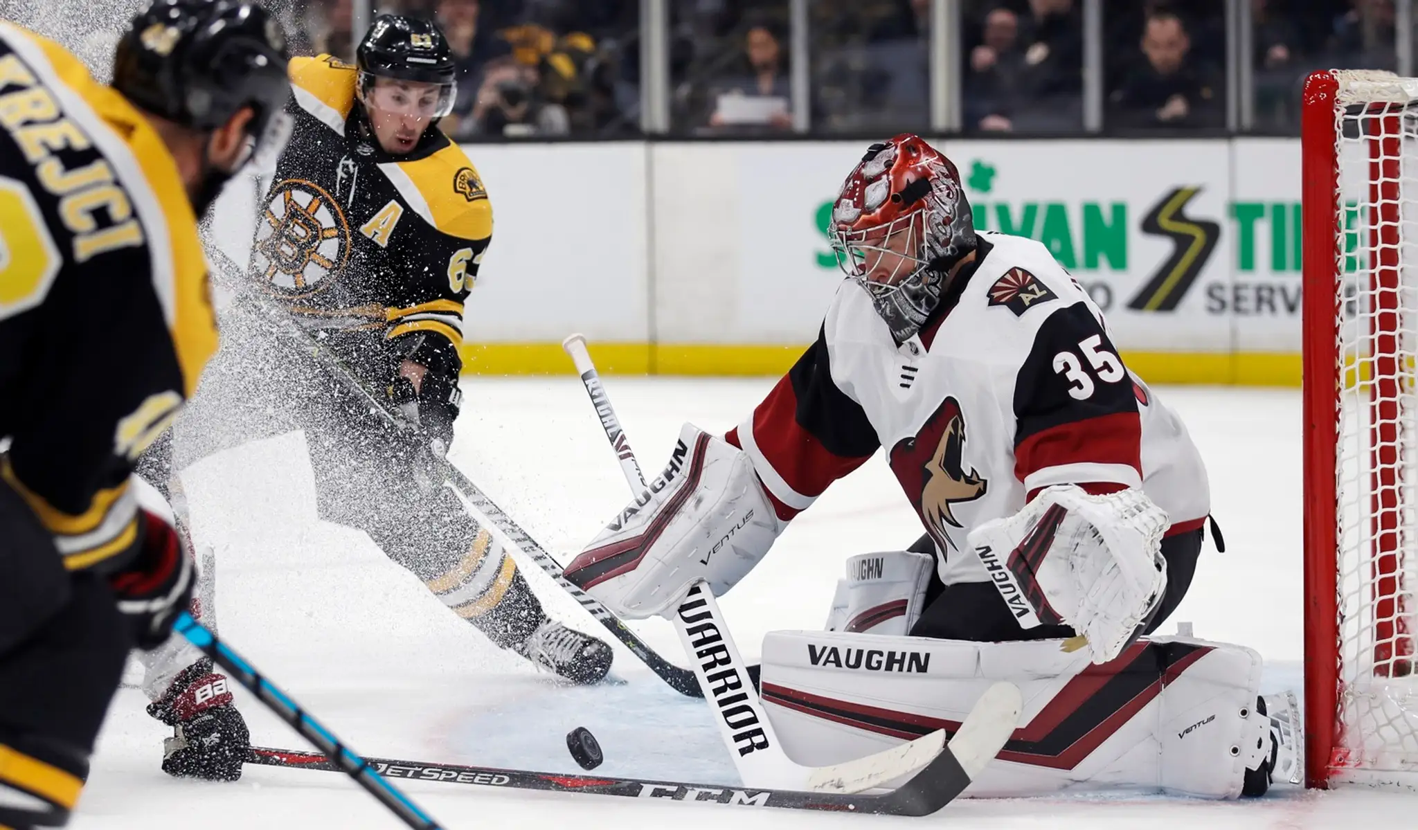 Brad Marchand strieľa na bránku Arizony.
