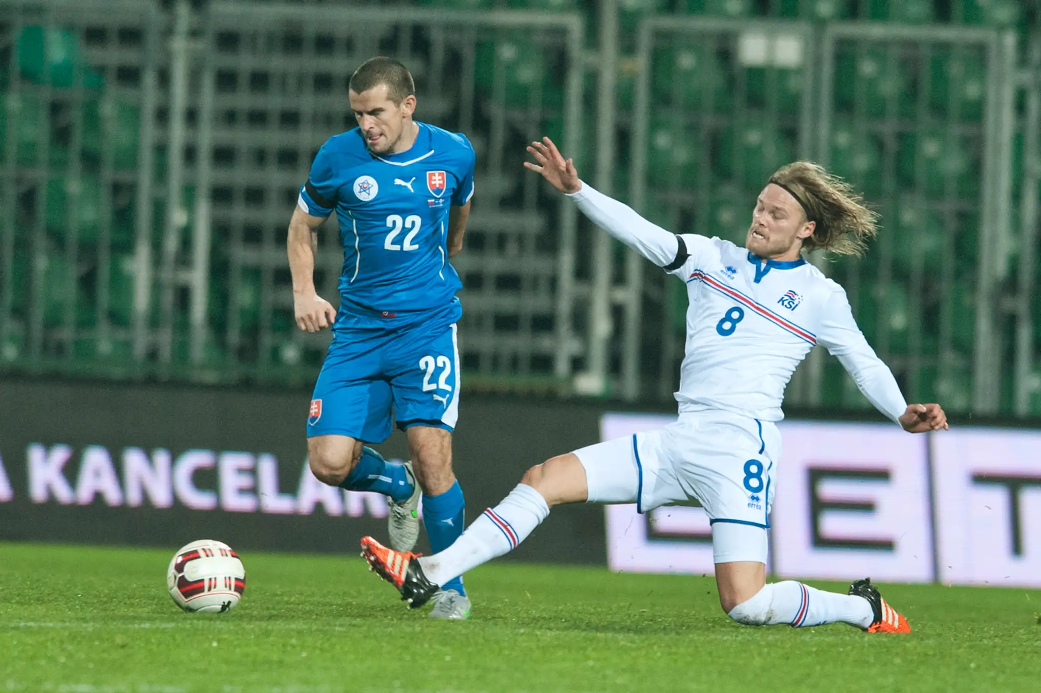Na snímke vľavo Viktor Pečovský (Slovensko) a vpravo Birkir Bjarnason (Island) na archívnej snímke počas prípravného duelu.
