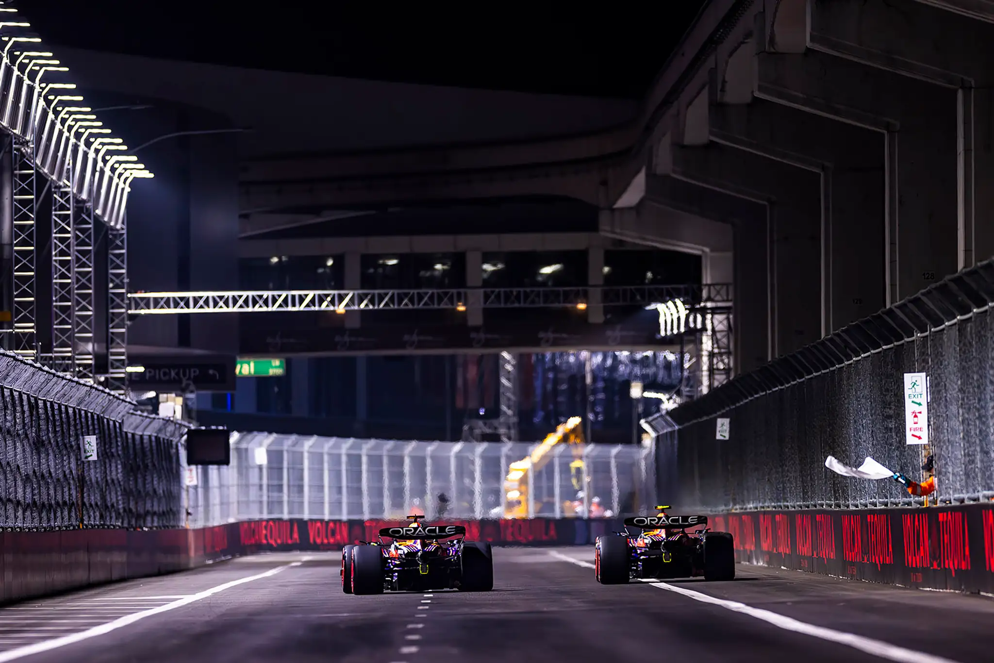 Piloti Red Bullu Max Verstappen a Sergio Pérez na trati.