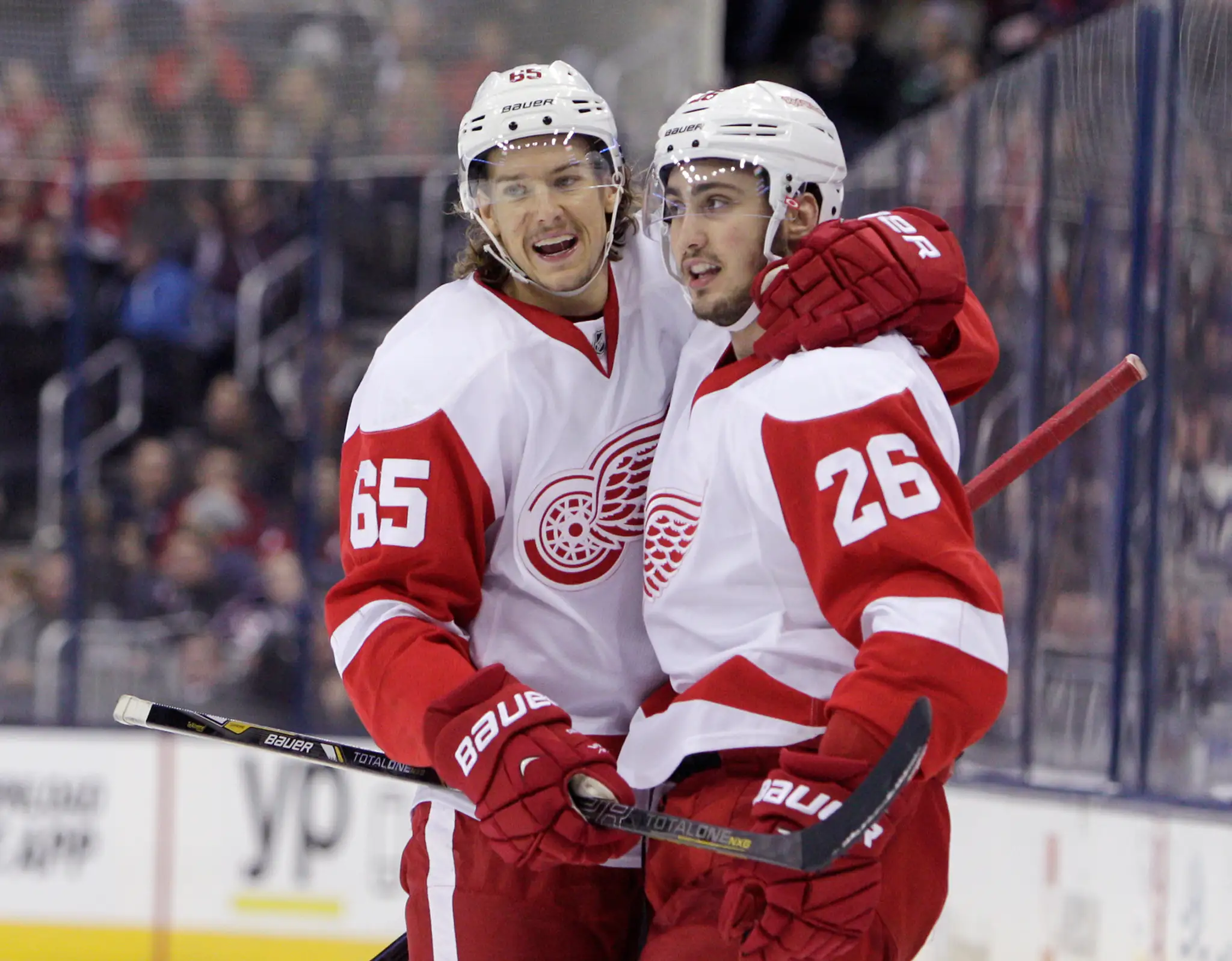 Slovenský útočník Detroit Red Wings Tomáš Jurčo (vpravo) oslavuje svoj gól s Dannym DeKeyserom v zápase Columbus Blue Jackets -