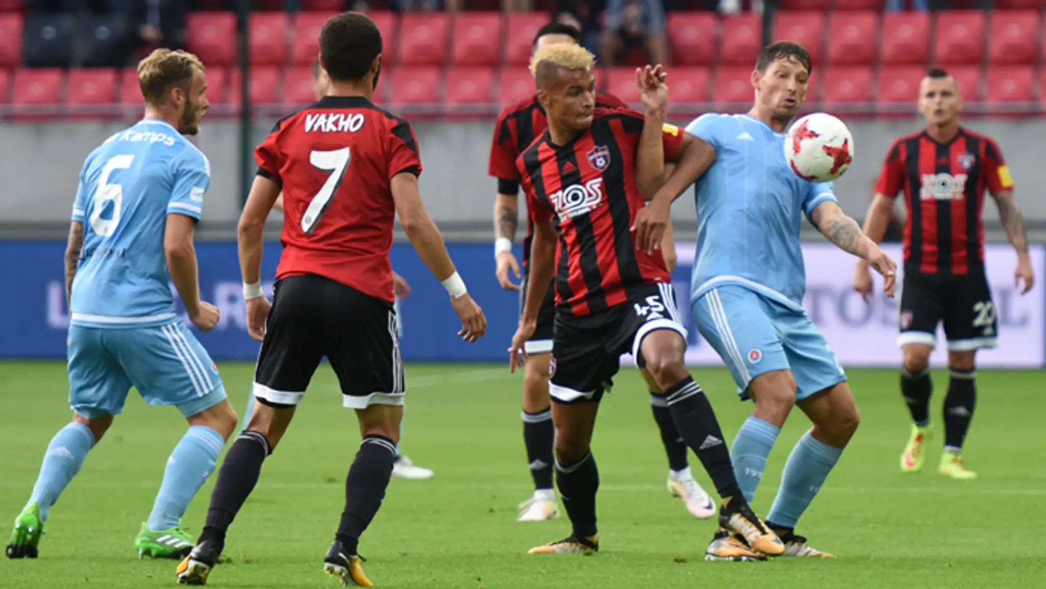 Zľava Joeri De Kamps (Slovan), Vakho Čanturišvili, Marvin Egho (Trnava) a Filip Hološko (Slovan) 