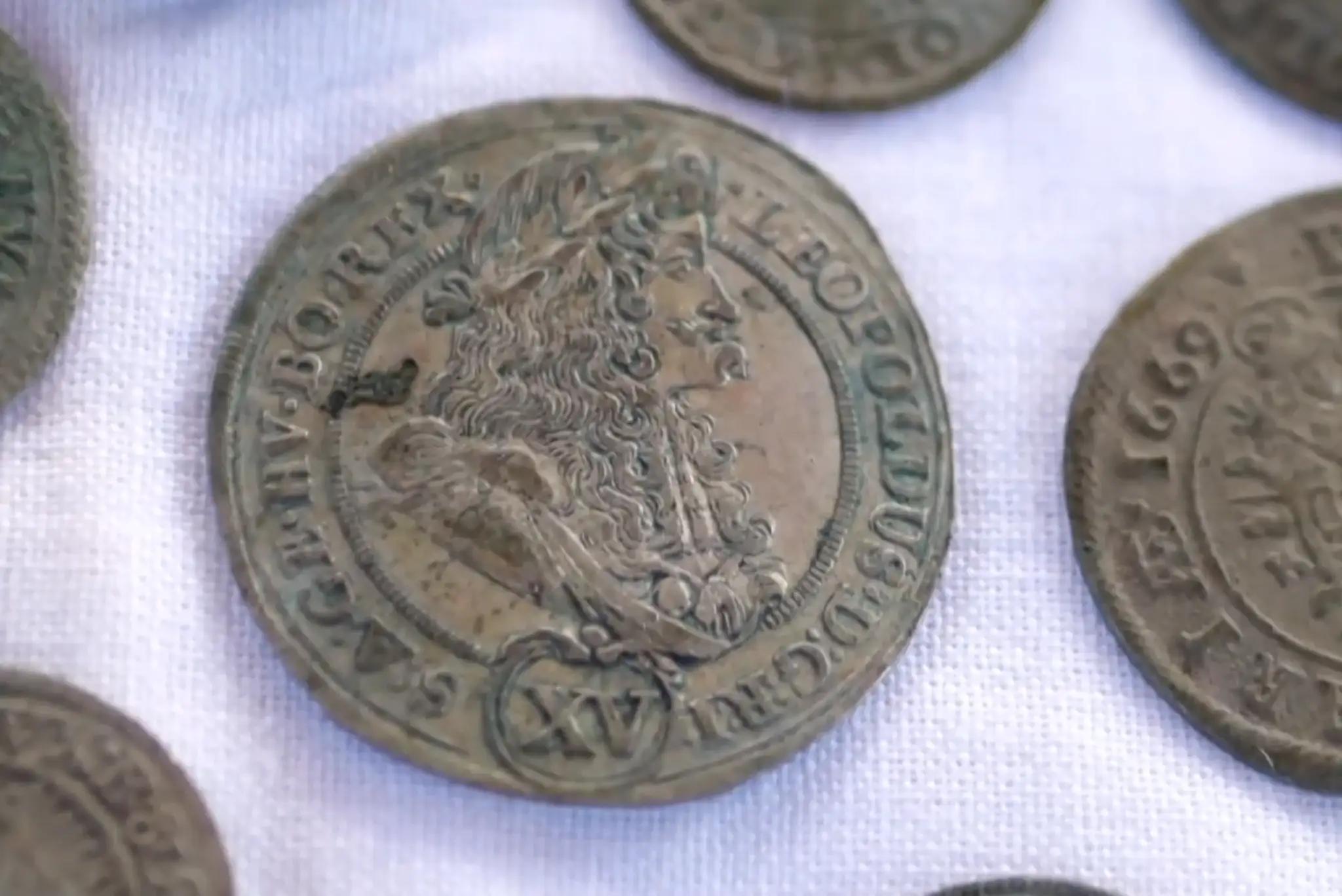Muž z Pardubíc našiel na dvore poklad za takmer 30-tisíc eur. 