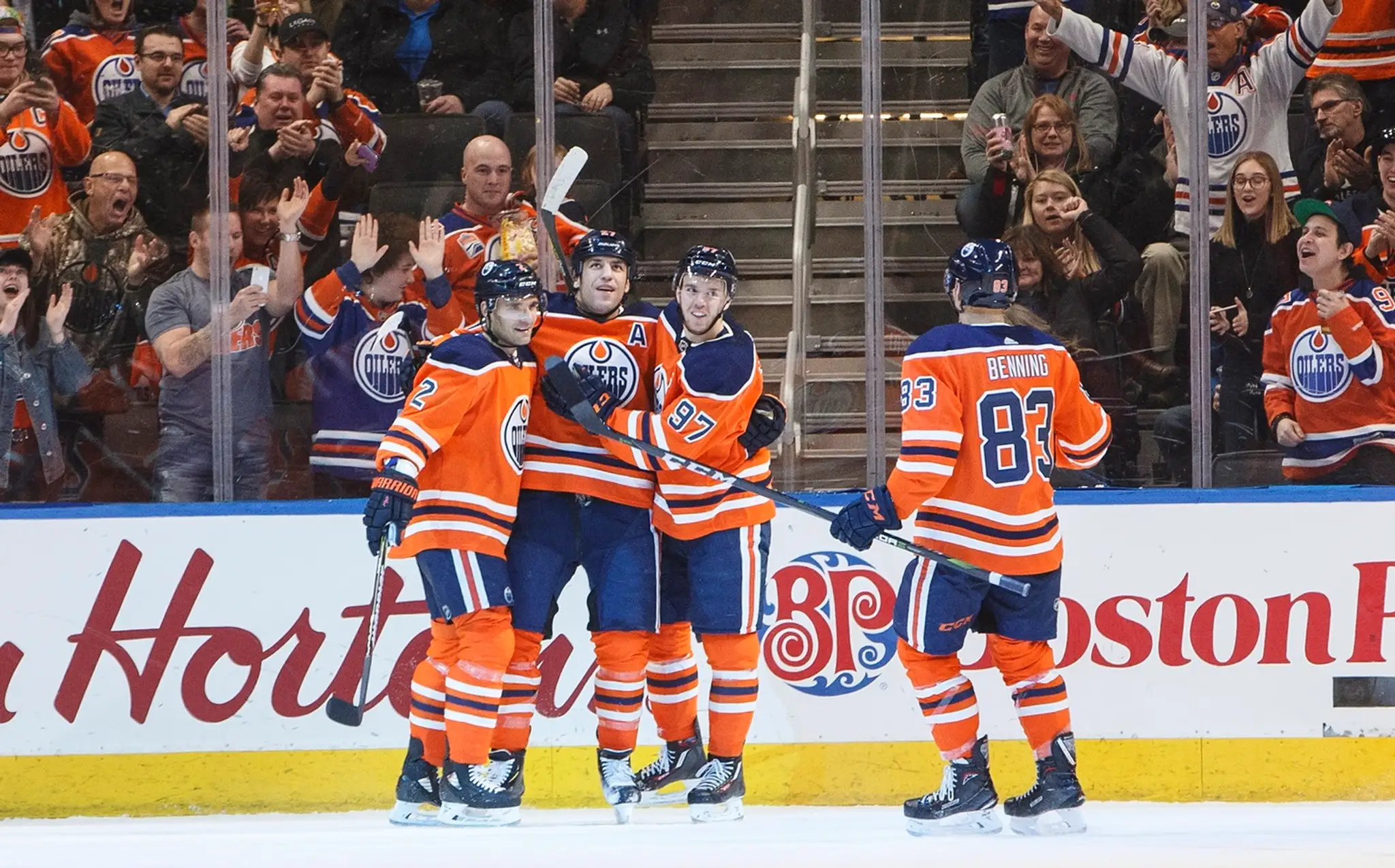 Na snímke zľava hráči Oilers  - Slovák Andrej Sekera, Milan Lučič, Connor McDavid  a Matthew Benning  oslavujú gól.