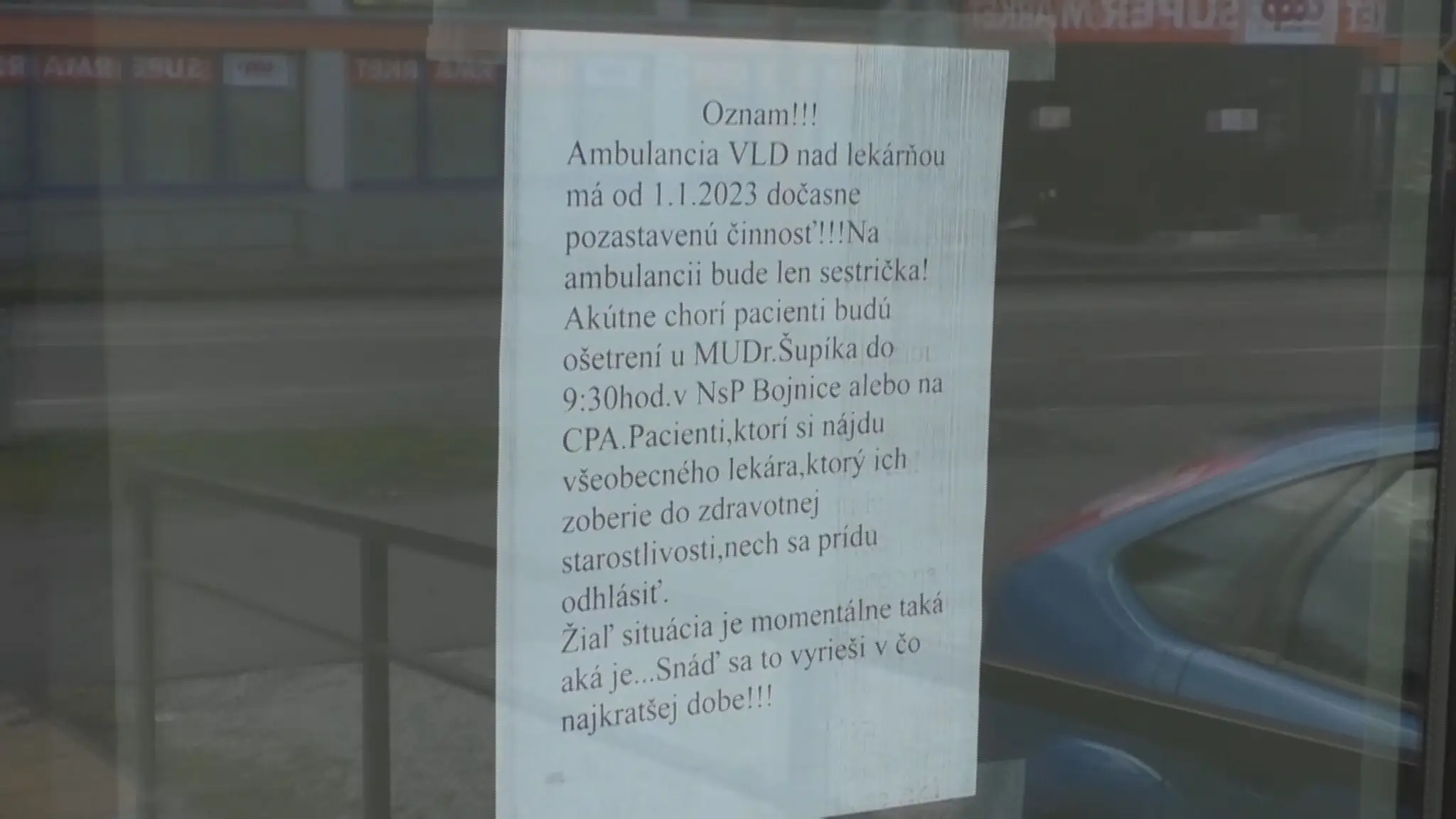 Oznam na dverách ambulancie.
