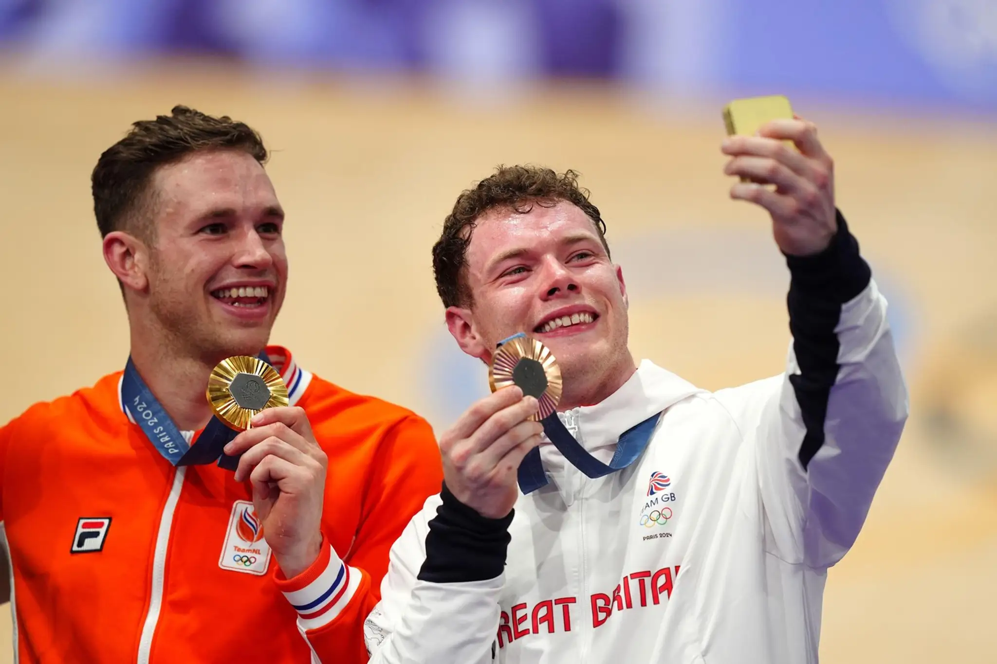 Jack Carlin sa teší z olympijskej medaily