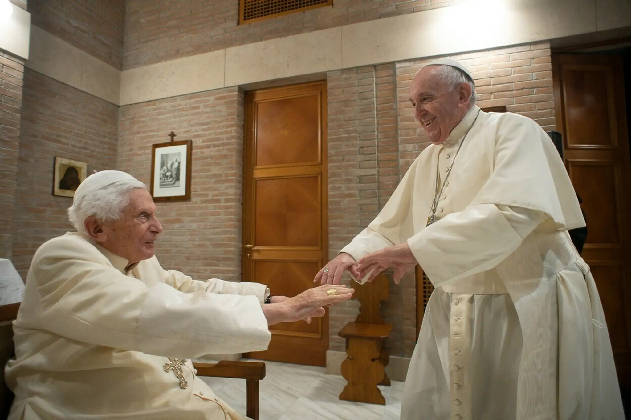 Pápež František a emeritný pápež Benedikt XVI. po vakcíne