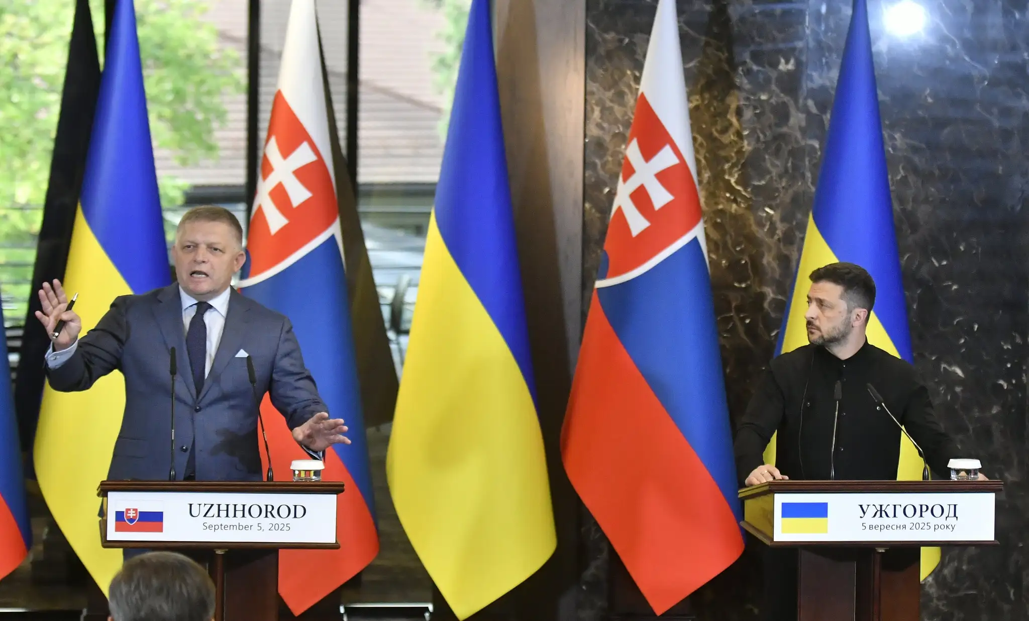 Na snímke zľava predseda vlády SR Robert Fico a ukrajinský prezident Volodymyr Zelenskyj počas tlačovej konferencie po ich stretnutí nedaľeko ukrajinského mesta Užhorod.