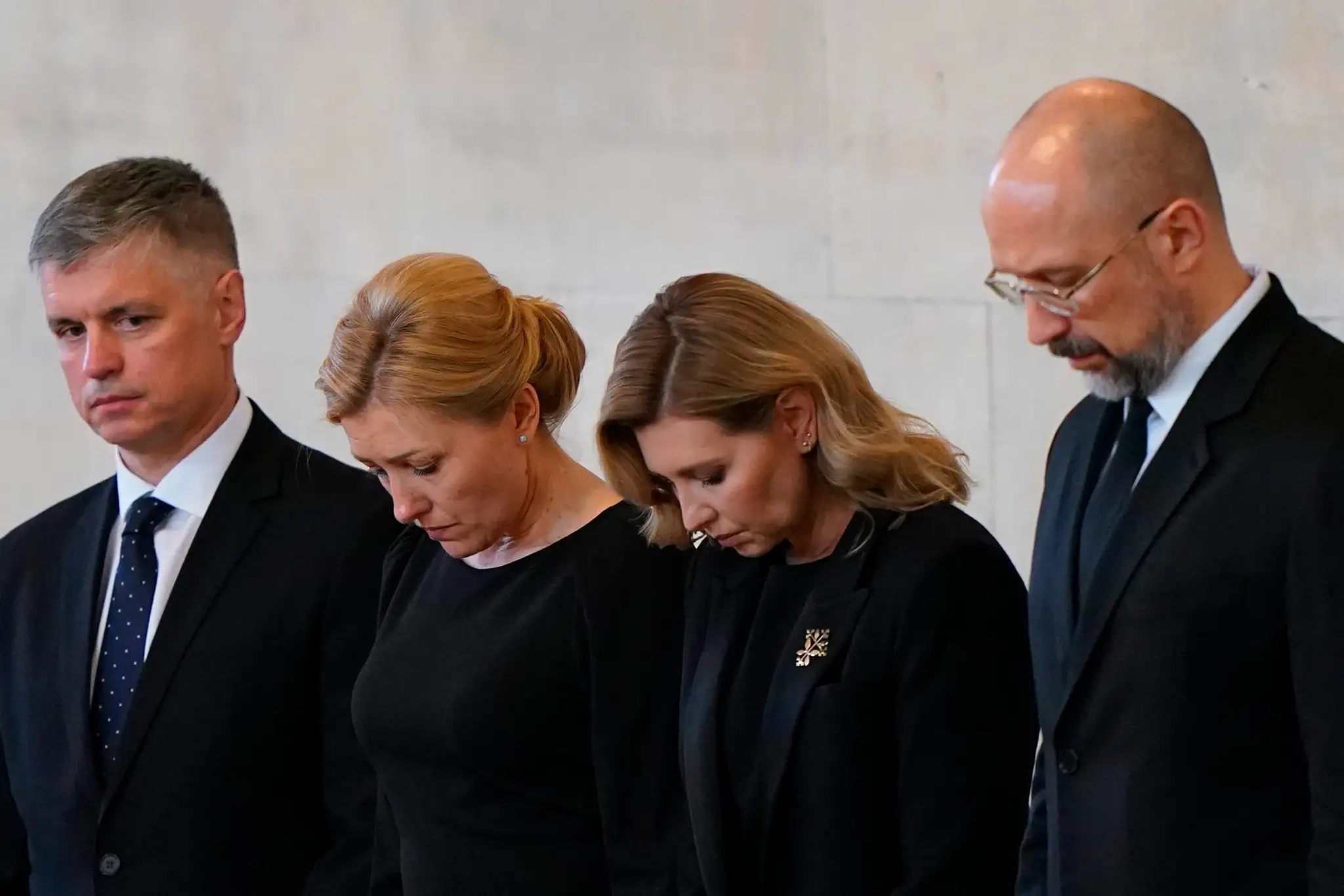 Kráľovnej vzdala hold aj manželka ukrajinského prezidenta Olena Zelenská.