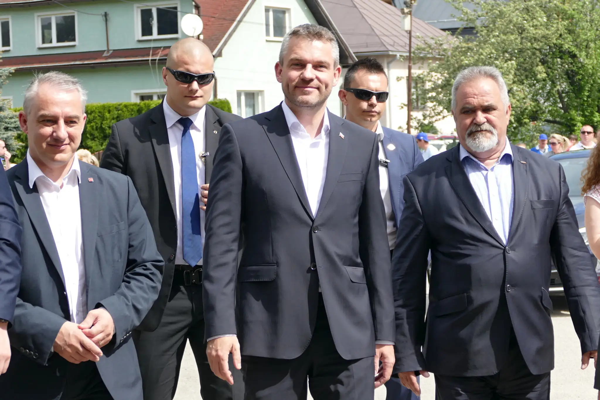 Vľavo predseda Českomorovskej konfederácie odborových zväzov Josef Středula, uprostred predseda vlády Peter Pellegrini a vpravo 