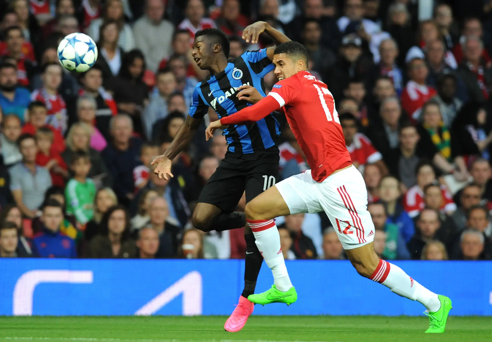Na snímke vľavo hráč FC Bruggy Abdoulay Diaby, vpravo hráč United Chris Smalling