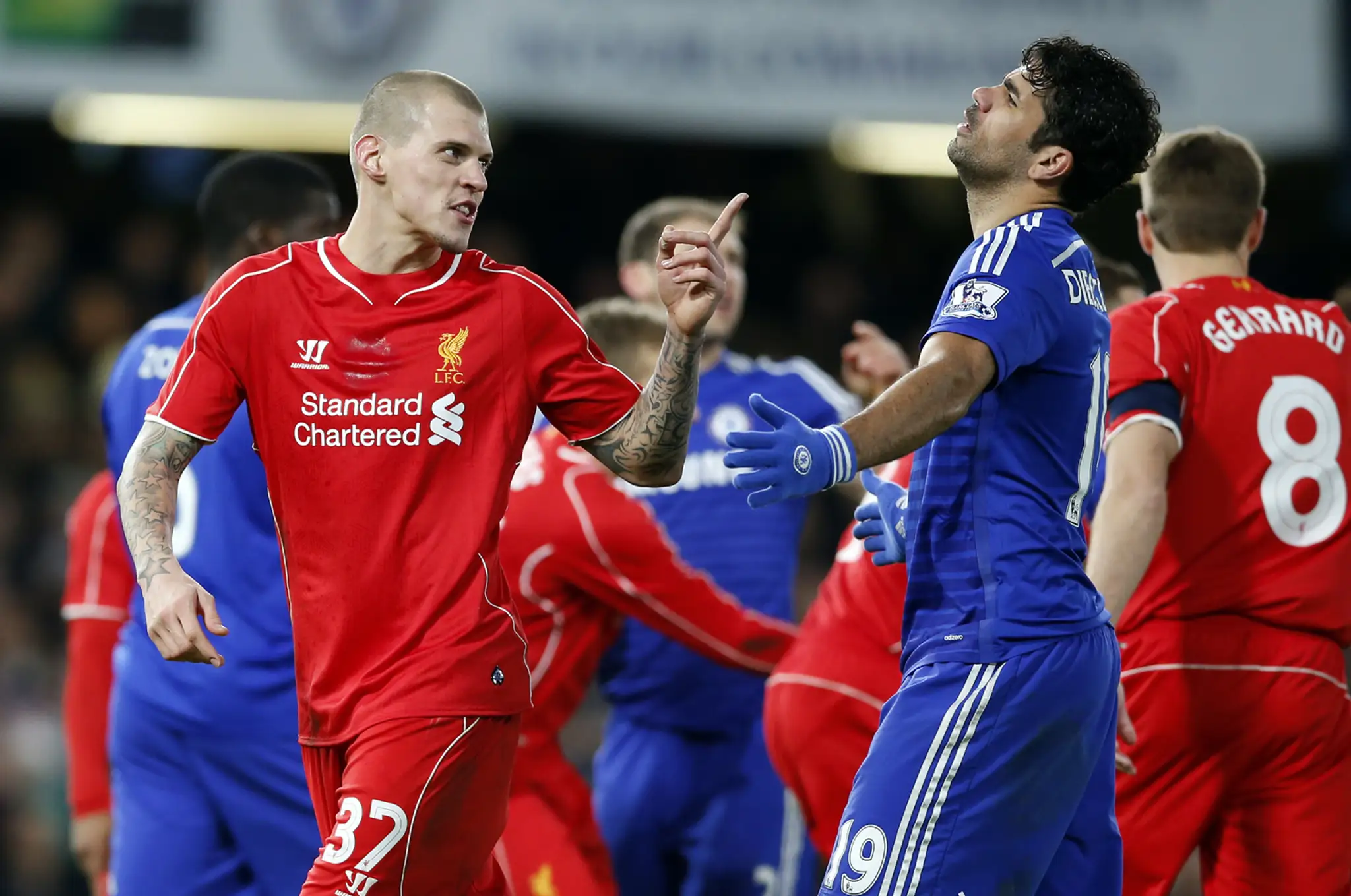 Slovenský stopér Liverpoolu Martin Škrtel gestikuluje po tom, ako ho fauloval hráč Chelsea Diego Costa