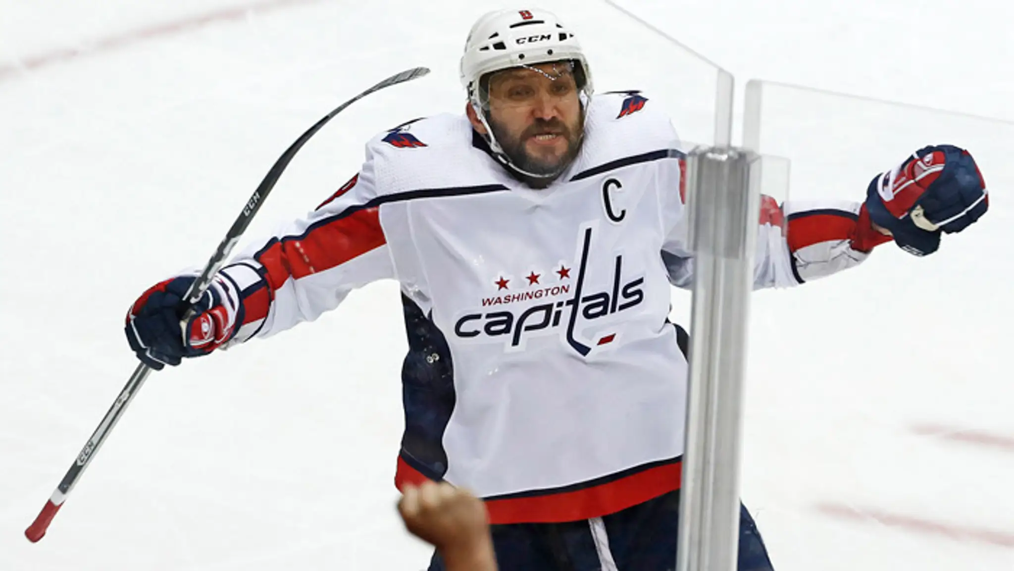 Kapitán Washingtonu Capitals Alex Ovečkin sa teší po strelení víťazného gólu.